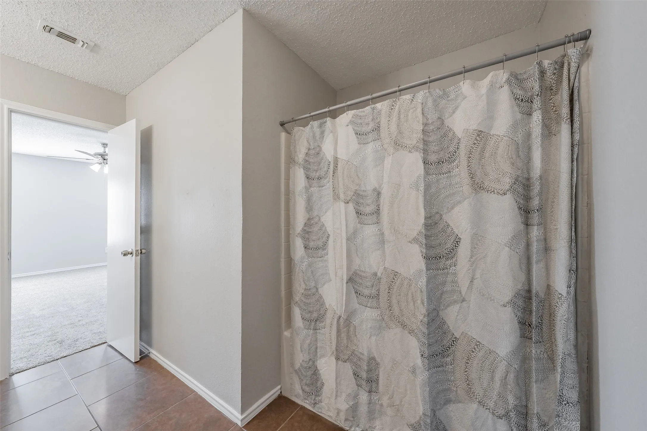 Single Family Residence For Sale in Tarrant County , 3750 Meadowbrook Drive, Fort Worth, Texas 76103, 3 Bedroom, 2 Bathroom, 1 Garage spaces, 1,379 Sqft, built in 1998, mls#21408835, Real Estate Agent in Fort Worth, Homes For Sale in Tarrant county, Homes For Sale in Fort Worth, Realtor in Fort Worth Texas, Real Estate Brokerage Independent Realty Texas, Luminita Cordes Realtor
