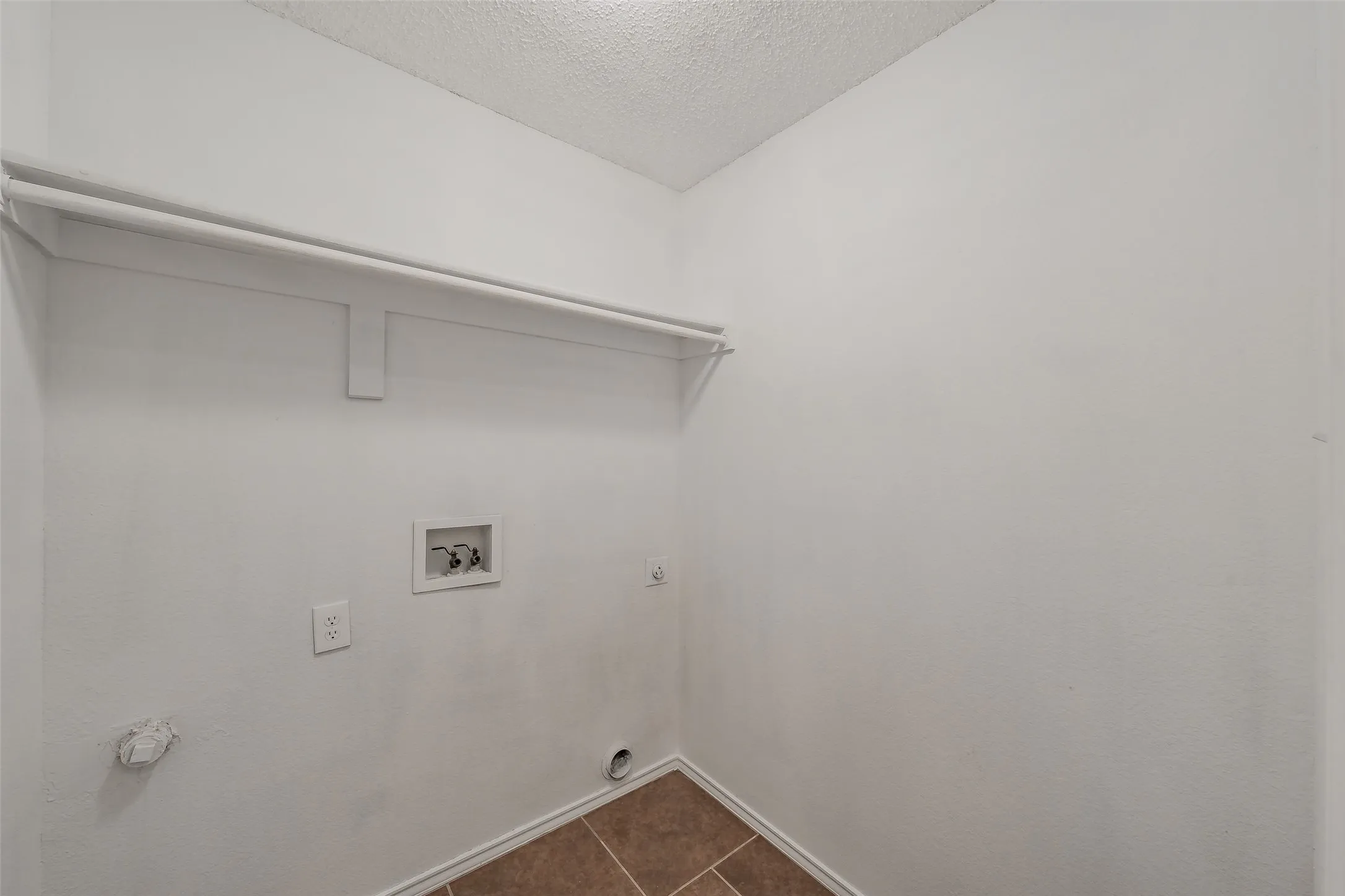 Single Family Residence For Sale in Tarrant County , 3750 Meadowbrook Drive, Fort Worth, Texas 76103, 3 Bedroom, 2 Bathroom, 1 Garage spaces, 1,379 Sqft, built in 1998, mls#21408835, Real Estate Agent in Fort Worth, Homes For Sale in Tarrant county, Homes For Sale in Fort Worth, Realtor in Fort Worth Texas, Real Estate Brokerage Independent Realty Texas, Luminita Cordes Realtor