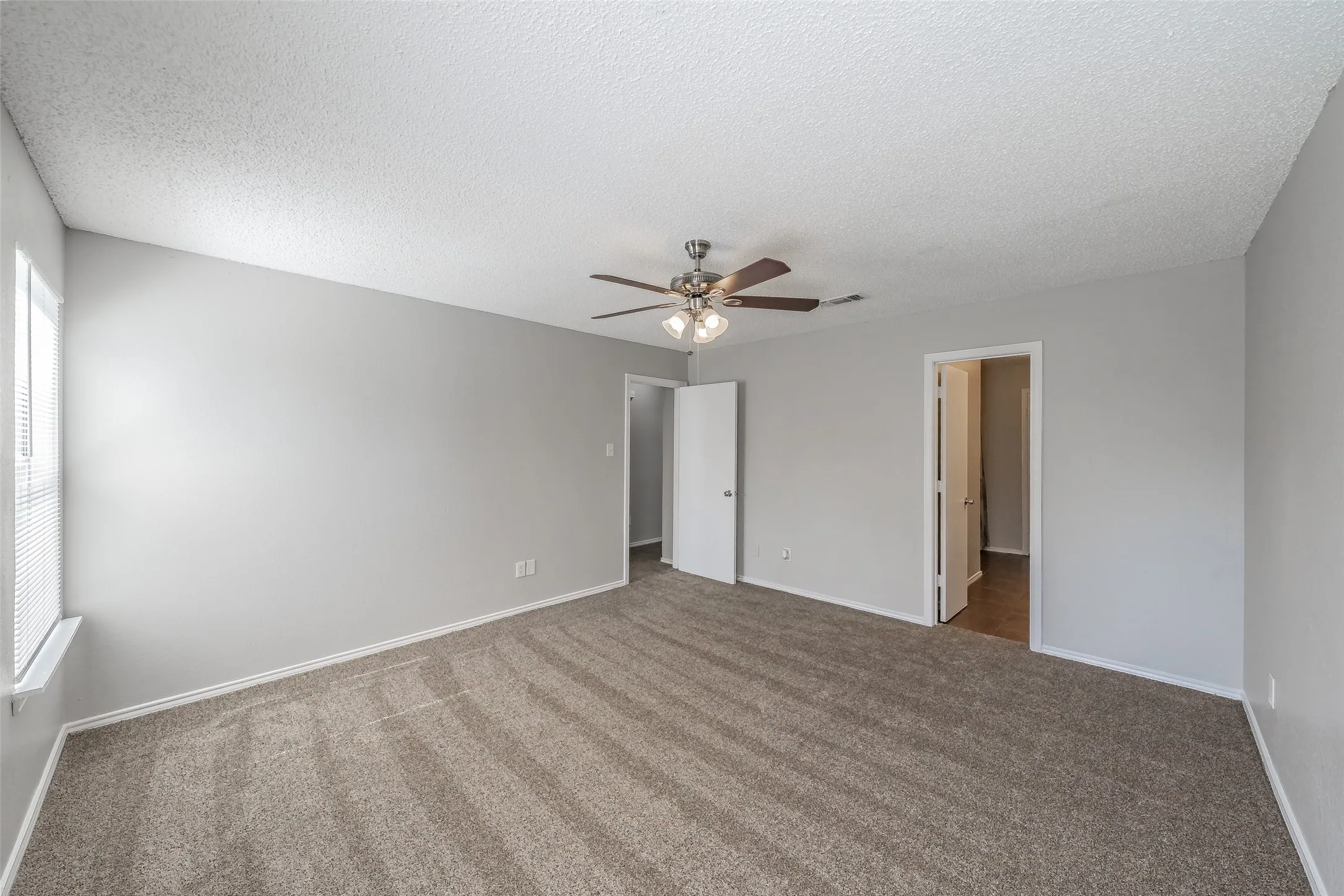 Single Family Residence For Sale in Tarrant County , 3750 Meadowbrook Drive, Fort Worth, Texas 76103, 3 Bedroom, 2 Bathroom, 1 Garage spaces, 1,379 Sqft, built in 1998, mls#21408835, Real Estate Agent in Fort Worth, Homes For Sale in Tarrant county, Homes For Sale in Fort Worth, Realtor in Fort Worth Texas, Real Estate Brokerage Independent Realty Texas, Luminita Cordes Realtor