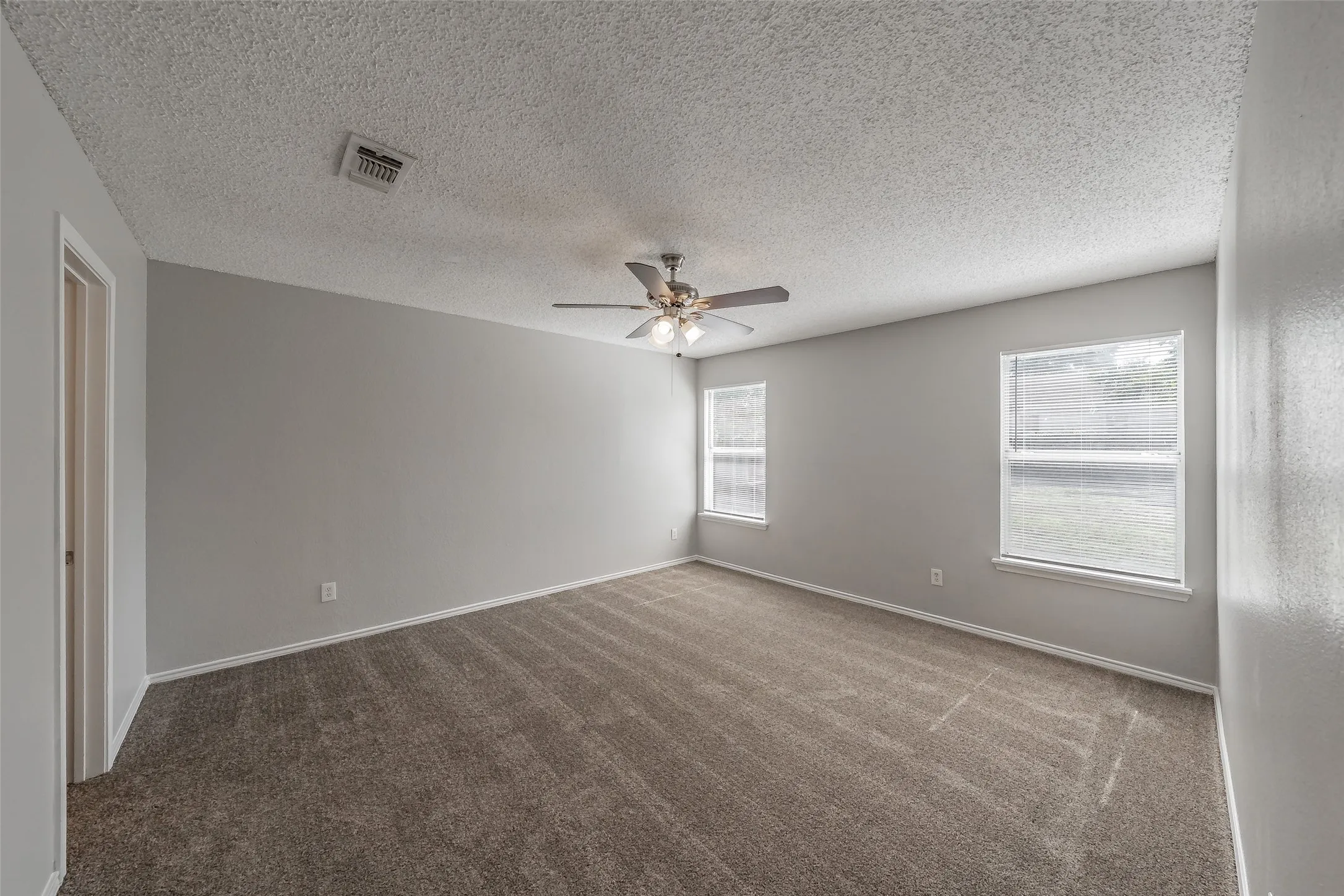 Single Family Residence For Sale in Tarrant County , 3750 Meadowbrook Drive, Fort Worth, Texas 76103, 3 Bedroom, 2 Bathroom, 1 Garage spaces, 1,379 Sqft, built in 1998, mls#21408835, Real Estate Agent in Fort Worth, Homes For Sale in Tarrant county, Homes For Sale in Fort Worth, Realtor in Fort Worth Texas, Real Estate Brokerage Independent Realty Texas, Luminita Cordes Realtor