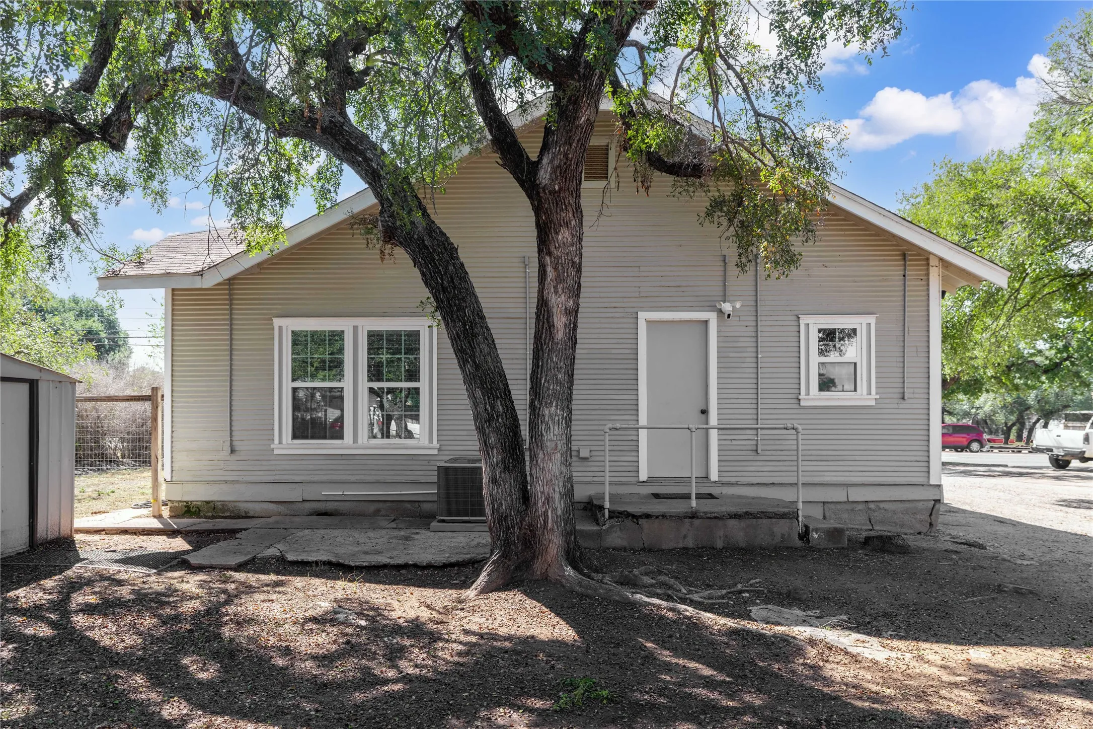 Single Family Residence For Sale in Brown County , 3406 Austin Avenue, Brownwood, Texas 76801, 3 Bedroom, 2 Bathroom, Garage spaces, 1,110 Sqft, built in 1945, mls#21406590, Real Estate Agent in Brownwood, Homes For Sale in Brown county, Homes For Sale in Brownwood, Realtor in Brownwood Texas, Real Estate Brokerage Independent Realty Texas, Luminita Cordes Realtor