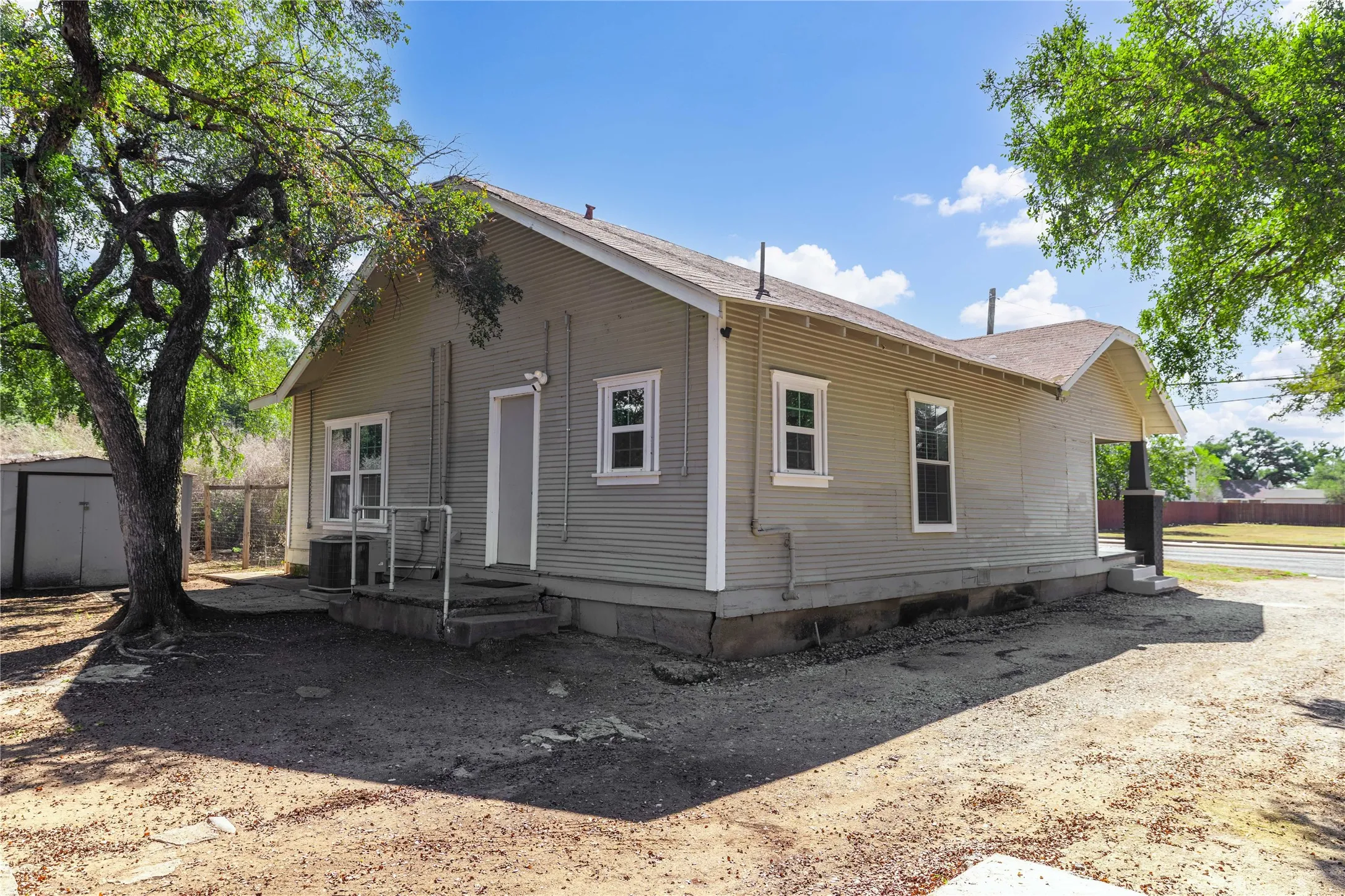 Single Family Residence For Sale in Brown County , 3406 Austin Avenue, Brownwood, Texas 76801, 3 Bedroom, 2 Bathroom, Garage spaces, 1,110 Sqft, built in 1945, mls#21406590, Real Estate Agent in Brownwood, Homes For Sale in Brown county, Homes For Sale in Brownwood, Realtor in Brownwood Texas, Real Estate Brokerage Independent Realty Texas, Luminita Cordes Realtor