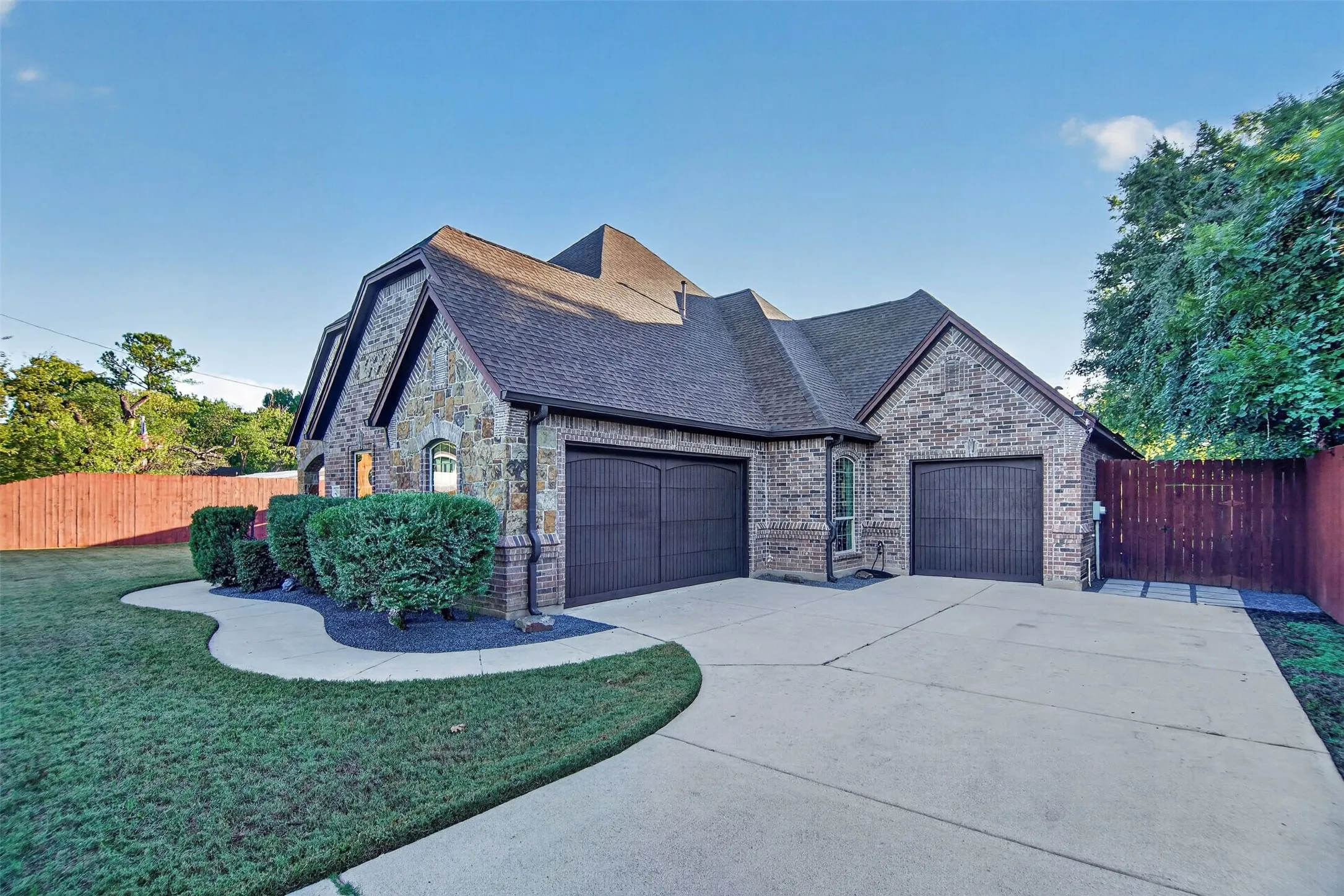 Single Family Residence For Sale in Tarrant County , 2915 Sutton Place, Southlake, Texas 76092, 3 Bedroom, 3 Bathroom, 3 Garage spaces, 2,901 Sqft, built in 2010, mls#21408370, Real Estate Agent in Southlake, Homes For Sale in Tarrant county, Homes For Sale in Southlake, Realtor in Southlake Texas, Real Estate Brokerage Independent Realty Texas, Luminita Cordes Realtor