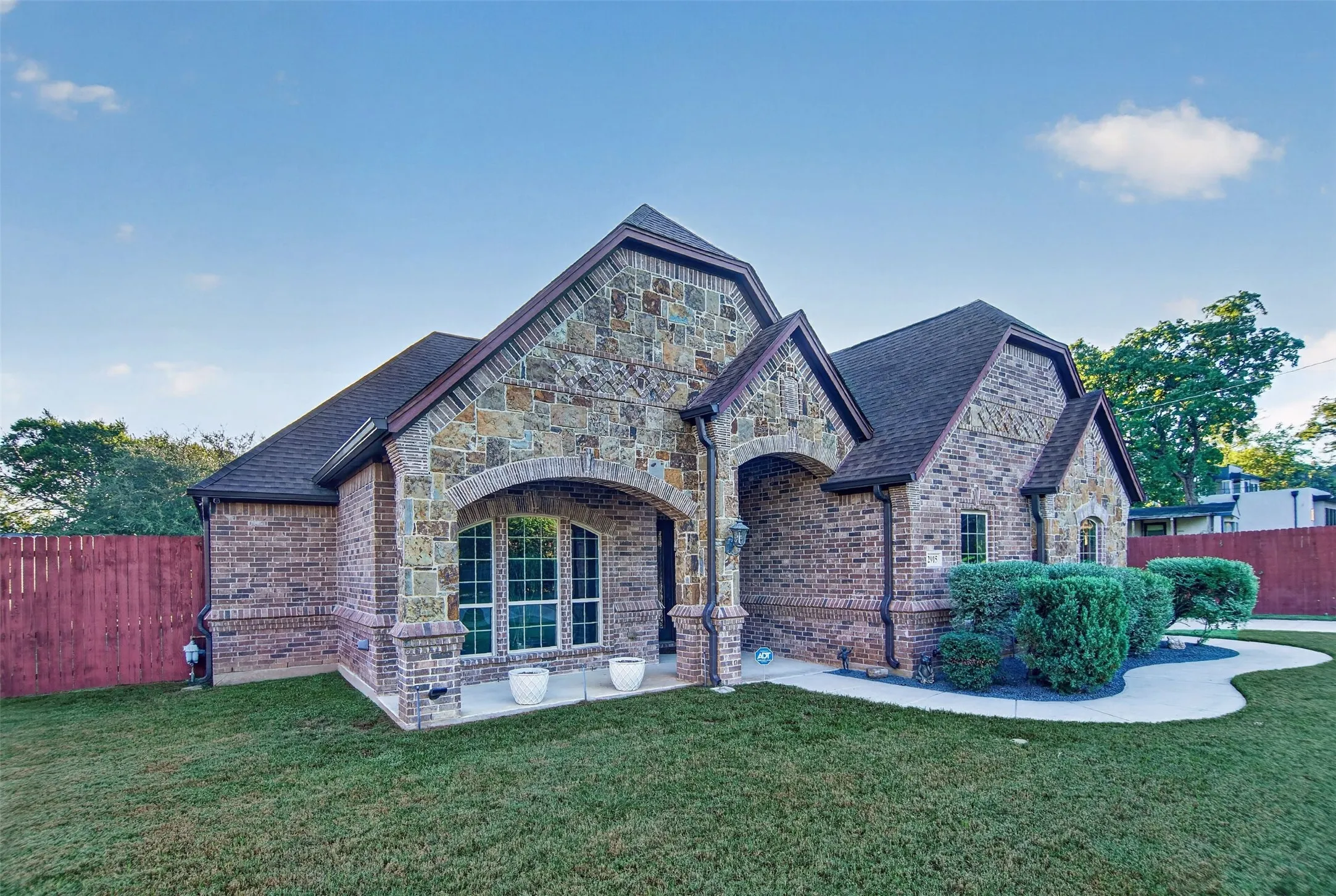 Single Family Residence For Sale in Tarrant County , 2915 Sutton Place, Southlake, Texas 76092, 3 Bedroom, 3 Bathroom, 3 Garage spaces, 2,901 Sqft, built in 2010, mls#21408370, Real Estate Agent in Southlake, Homes For Sale in Tarrant county, Homes For Sale in Southlake, Realtor in Southlake Texas, Real Estate Brokerage Independent Realty Texas, Luminita Cordes Realtor