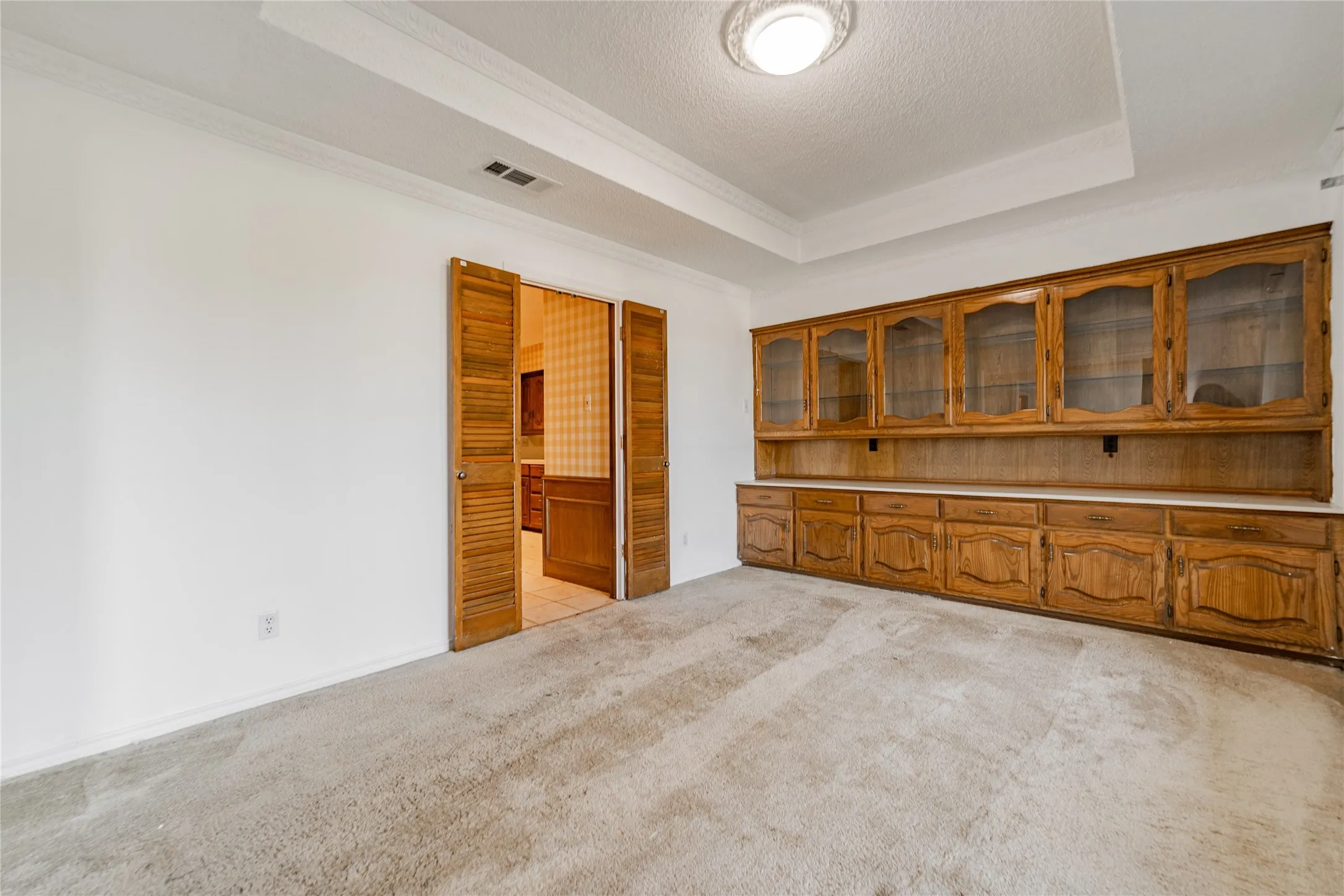 Tray ceiling with recessed lighting