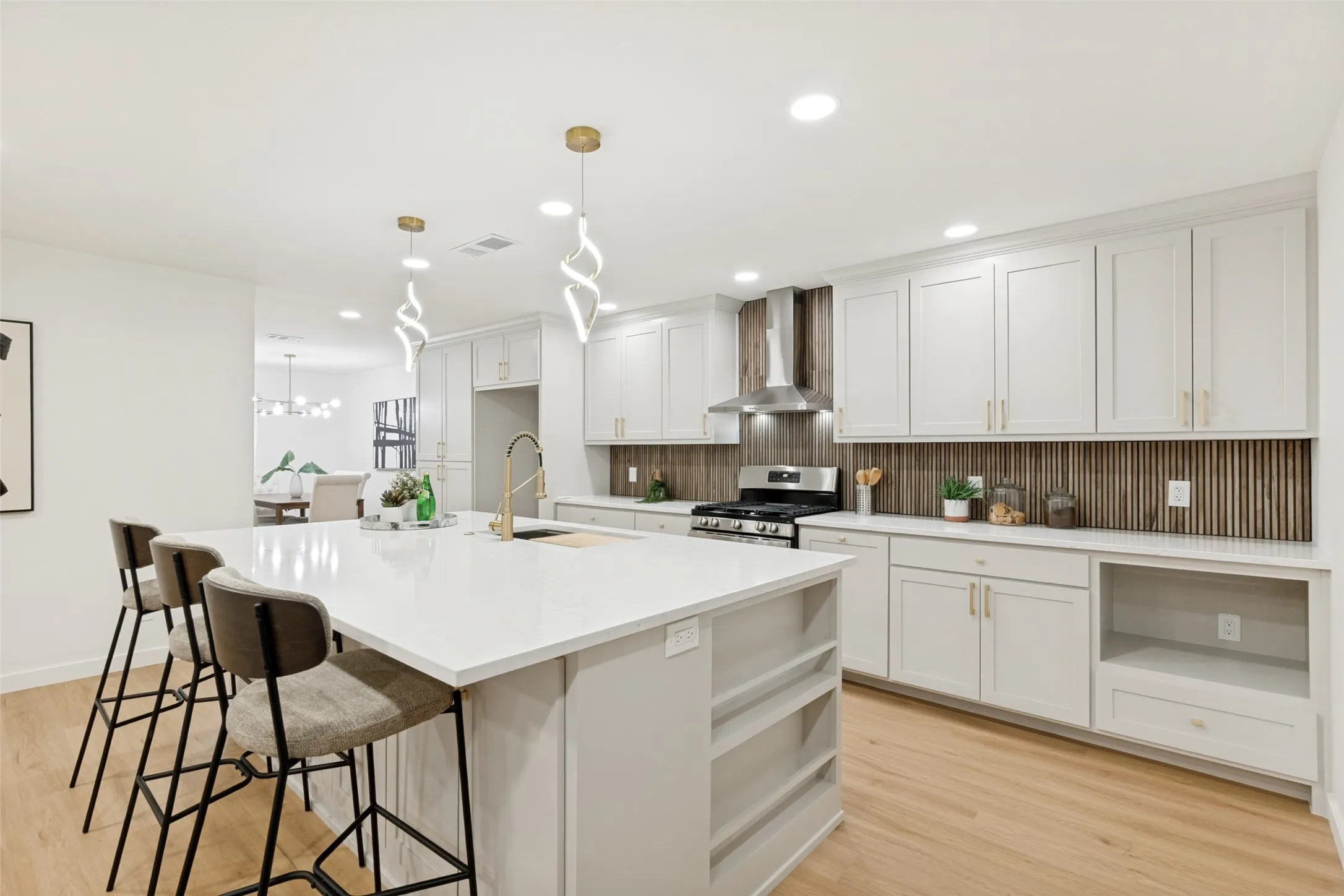 Eat in kitchen with large island with seating