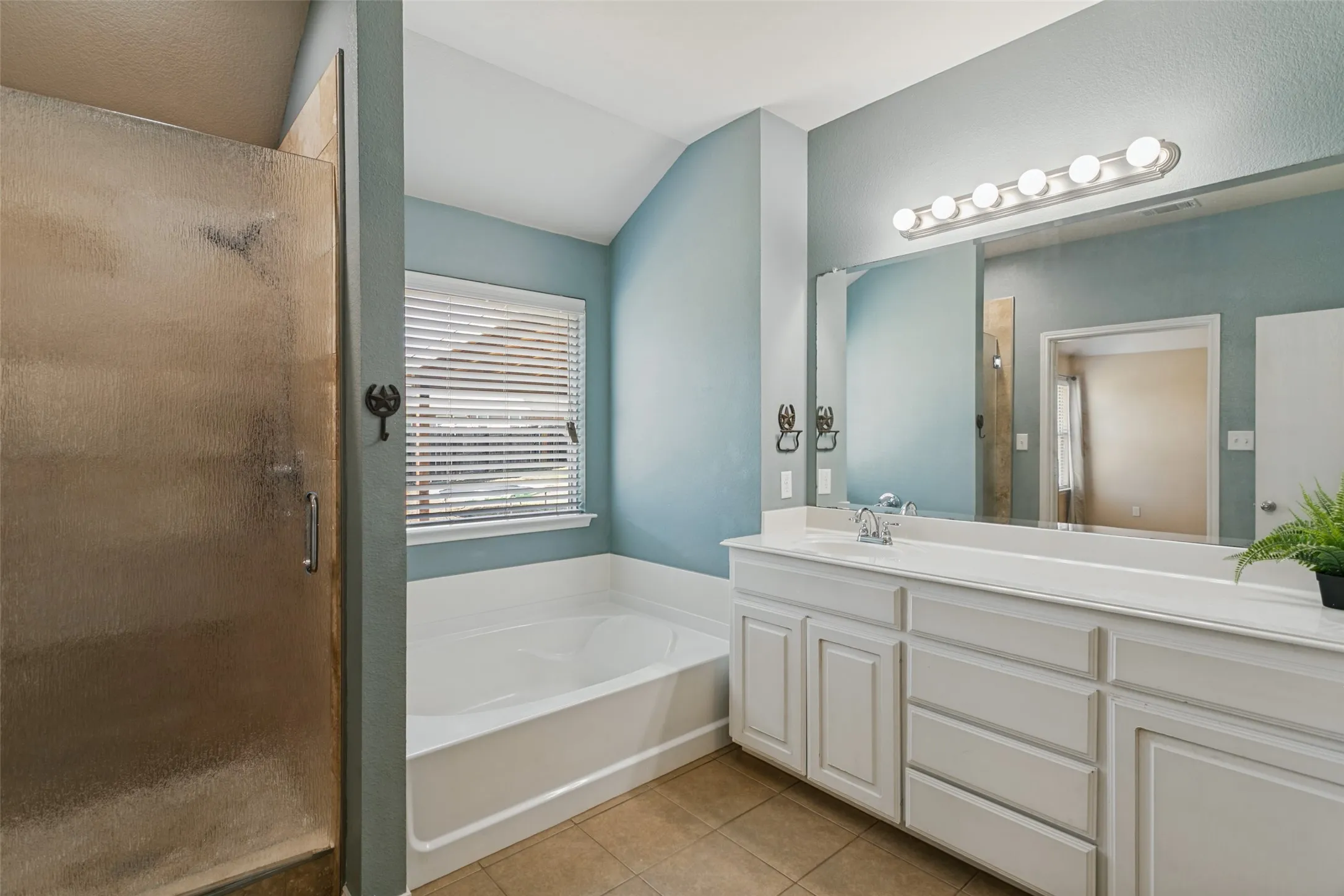 Single Family Residence For Sale in Tarrant County , 11204 Beechgrove Court, Fort Worth, Texas 76140, 4 Bedroom, 2 Bathroom, 2 Garage spaces, 1,756 Sqft, built in 2014, mls#21403926, Real Estate Agent in Fort Worth, Homes For Sale in Tarrant county, Homes For Sale in Fort Worth, Realtor in Fort Worth Texas, Real Estate Brokerage Independent Realty Texas, Luminita Cordes Realtor