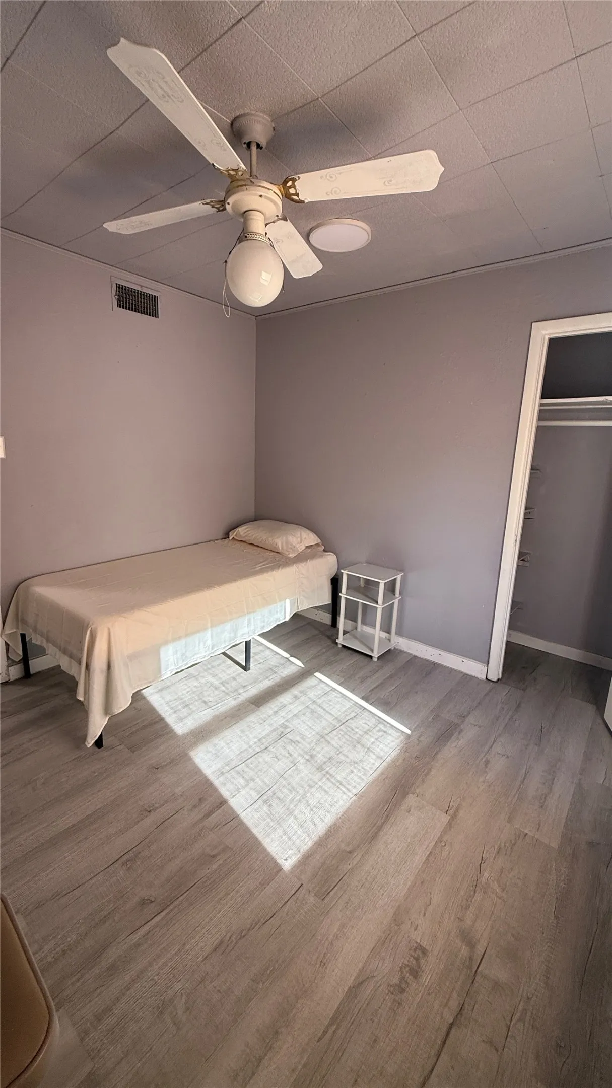 Wood-finish flooring throughout, ceiling fan with integrated lighting, and a closet with a bifold​​‌​​​​‌​​‌‌​‌‌​​​‌‌​‌​‌​‌​​​‌​​ door
