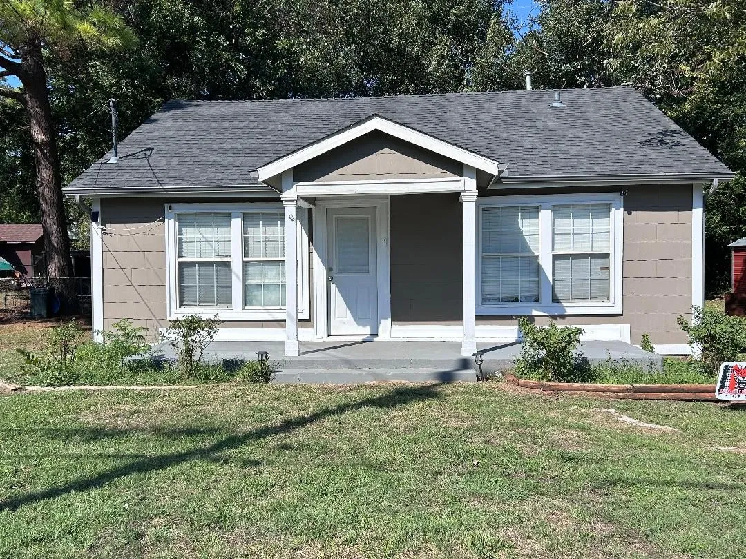 Single Family Residence For Sale in Grayson County , 2819 W Elm Street, Denison, Texas 75020, 2 Bedroom, 1 Bathroom, Garage spaces, 952 Sqft, built in 1938, mls#21408852, Real Estate Agent in Denison, Homes For Sale in Grayson county, Homes For Sale in Denison, Realtor in Denison Texas, Real Estate Brokerage Independent Realty Texas, Luminita Cordes Realtor