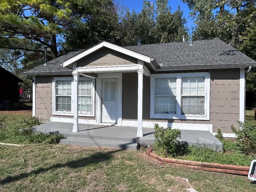 Single Family Residence For Sale in Grayson County , 2819 W Elm Street, Denison, Texas 75020, 2 Bedroom, 1 Bathroom, Garage spaces, 952 Sqft, built in 1938, mls#21408852, Real Estate Agent in Denison, Homes For Sale in Grayson county, Homes For Sale in Denison, Realtor in Denison Texas, Real Estate Brokerage Independent Realty Texas, Luminita Cordes Realtor