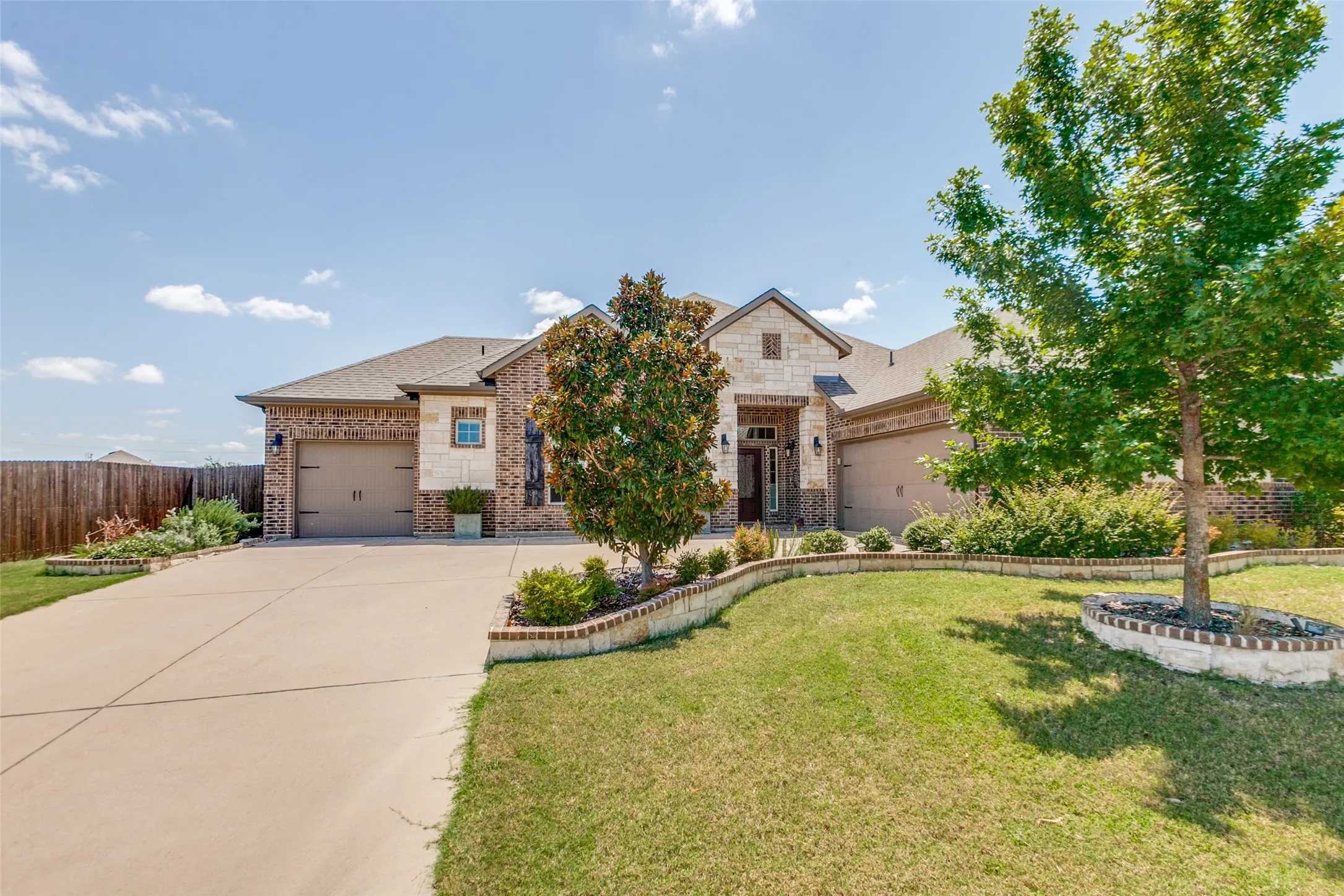Single Family Residence For Sale in Kaufman County , 3003 Lily Lane, Heath, Texas 75126, 5 Bedroom, 3 Bathroom, 3 Garage spaces, 2,912 Sqft, built in 2016, mls#21408421, Real Estate Agent in Heath, Homes For Sale in Kaufman county, Homes For Sale in Heath, Realtor in Heath Texas, Real Estate Brokerage Independent Realty Texas, Luminita Cordes Realtor