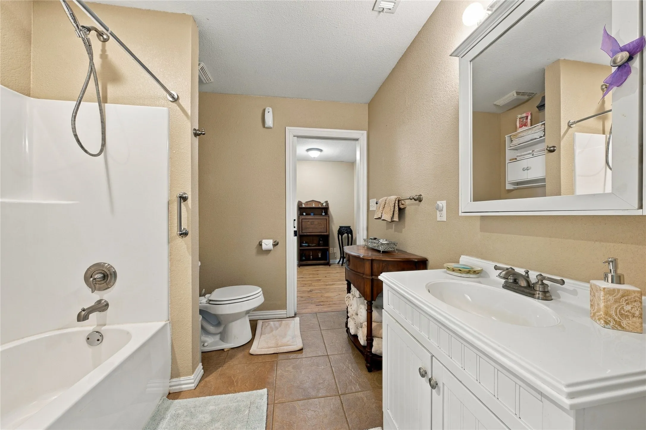 Single Family Residence For Sale in Henderson County , 5280 Loma Vista, Malakoff, Texas 75148, 3 Bedroom, 2 Bathroom, 2 Garage spaces, 2,024 Sqft, built in 2008, mls#21408855, Real Estate Agent in Malakoff, Homes For Sale in Henderson county, Homes For Sale in Malakoff, Realtor in Malakoff Texas, Real Estate Brokerage Independent Realty Texas, Luminita Cordes Realtor