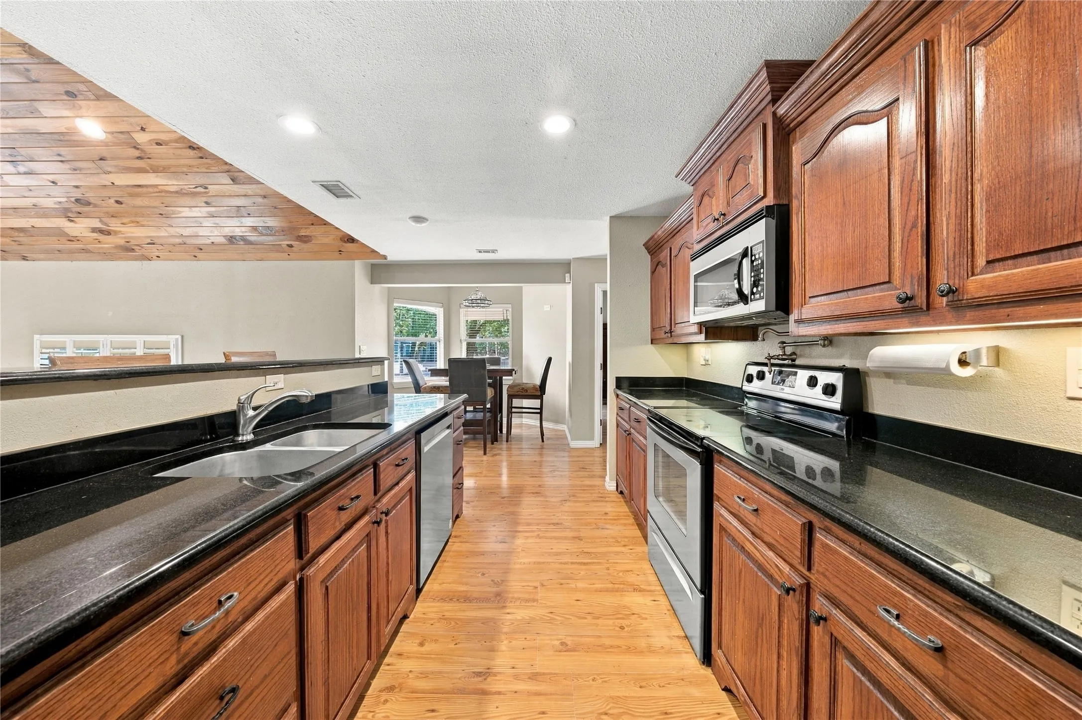 Single Family Residence For Sale in Henderson County , 5280 Loma Vista, Malakoff, Texas 75148, 3 Bedroom, 2 Bathroom, 2 Garage spaces, 2,024 Sqft, built in 2008, mls#21408855, Real Estate Agent in Malakoff, Homes For Sale in Henderson county, Homes For Sale in Malakoff, Realtor in Malakoff Texas, Real Estate Brokerage Independent Realty Texas, Luminita Cordes Realtor