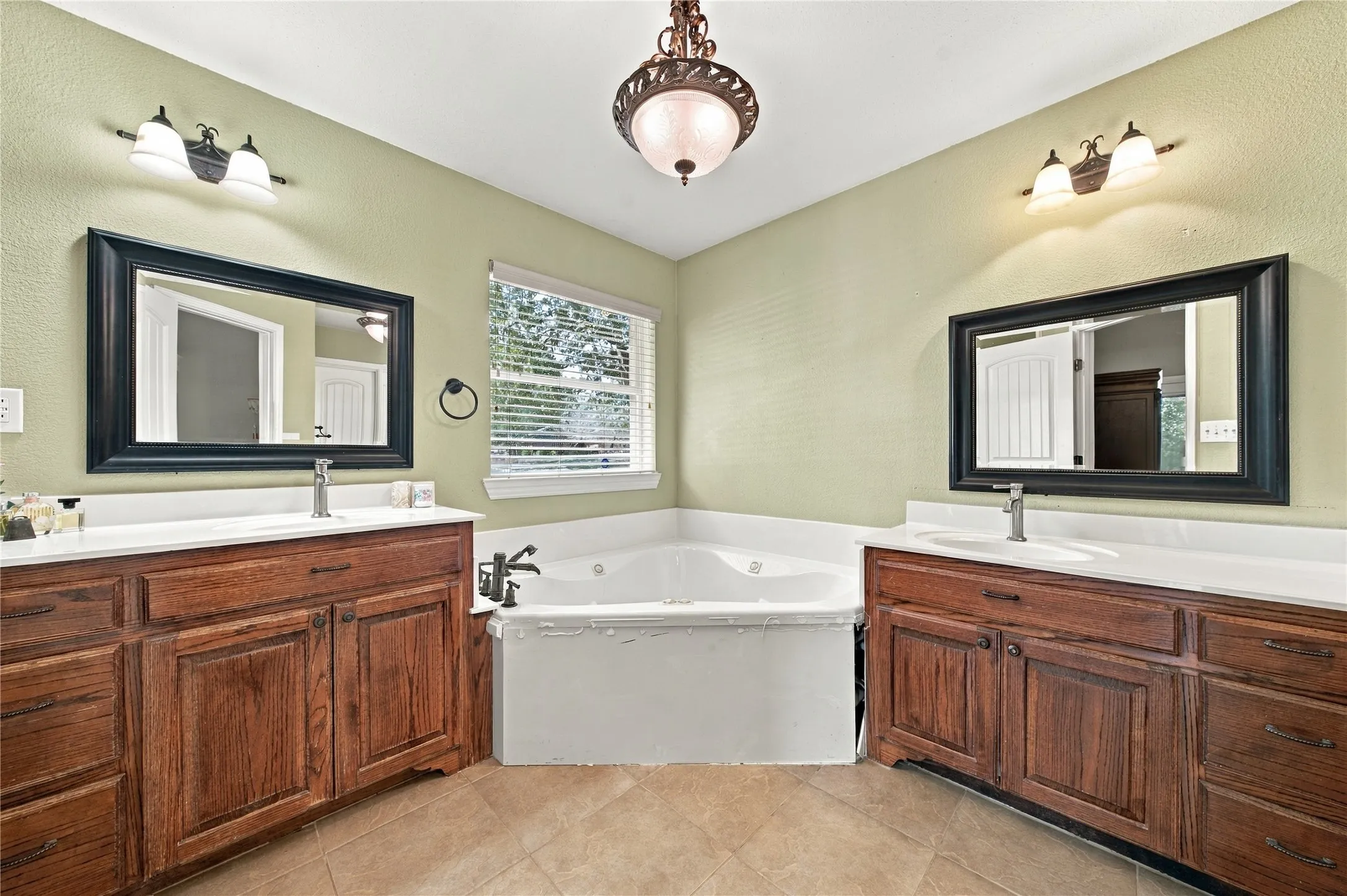 Single Family Residence For Sale in Henderson County , 5280 Loma Vista, Malakoff, Texas 75148, 3 Bedroom, 2 Bathroom, 2 Garage spaces, 2,024 Sqft, built in 2008, mls#21408855, Real Estate Agent in Malakoff, Homes For Sale in Henderson county, Homes For Sale in Malakoff, Realtor in Malakoff Texas, Real Estate Brokerage Independent Realty Texas, Luminita Cordes Realtor