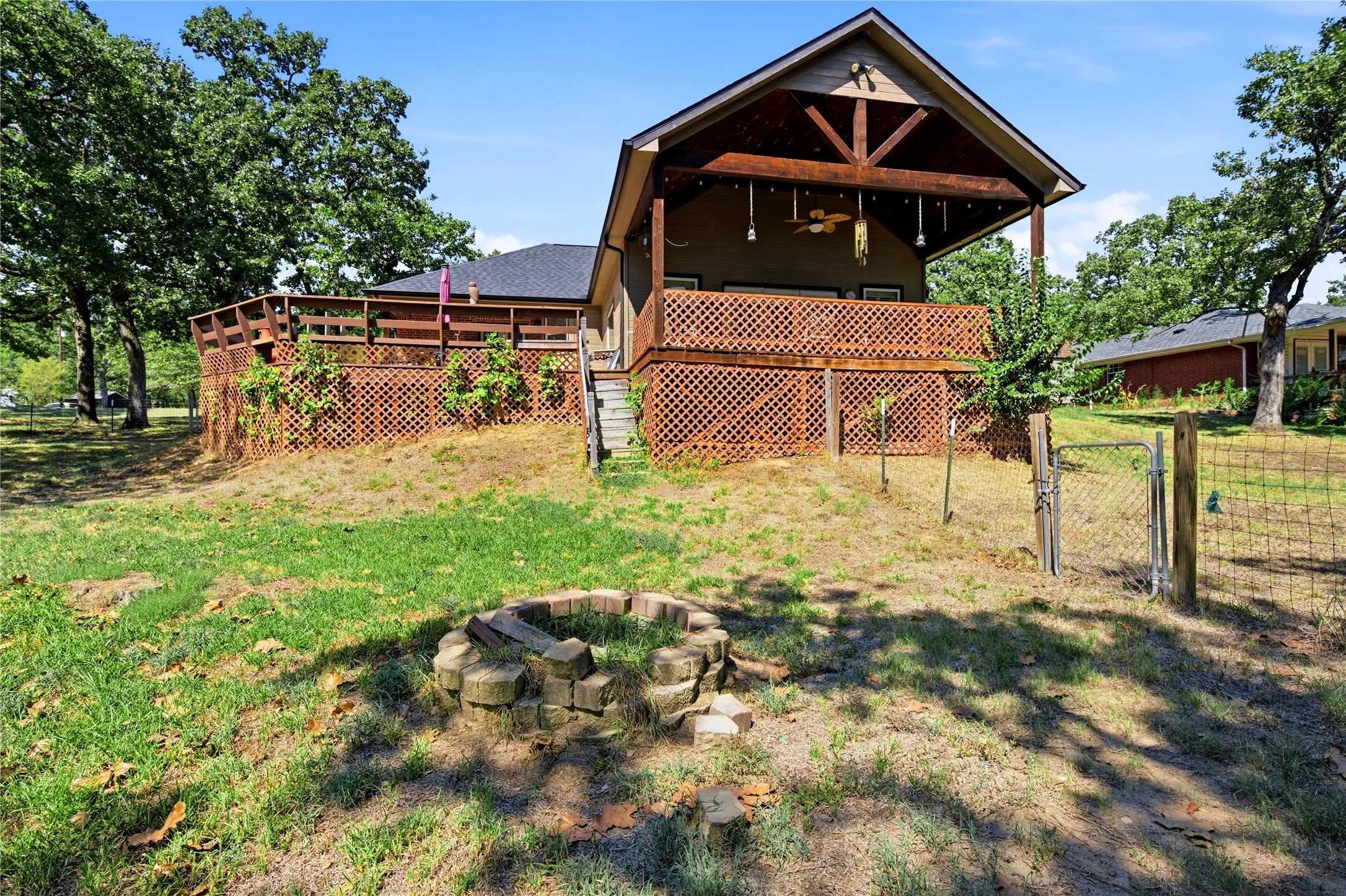 Single Family Residence For Sale in Henderson County , 5280 Loma Vista, Malakoff, Texas 75148, 3 Bedroom, 2 Bathroom, 2 Garage spaces, 2,024 Sqft, built in 2008, mls#21408855, Real Estate Agent in Malakoff, Homes For Sale in Henderson county, Homes For Sale in Malakoff, Realtor in Malakoff Texas, Real Estate Brokerage Independent Realty Texas, Luminita Cordes Realtor