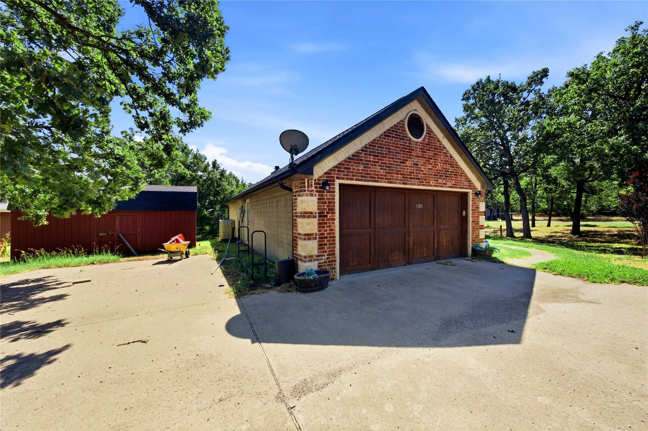 Single Family Residence For Sale in Henderson County , 5280 Loma Vista, Malakoff, Texas 75148, 3 Bedroom, 2 Bathroom, 2 Garage spaces, 2,024 Sqft, built in 2008, mls#21408855, Real Estate Agent in Malakoff, Homes For Sale in Henderson county, Homes For Sale in Malakoff, Realtor in Malakoff Texas, Real Estate Brokerage Independent Realty Texas, Luminita Cordes Realtor