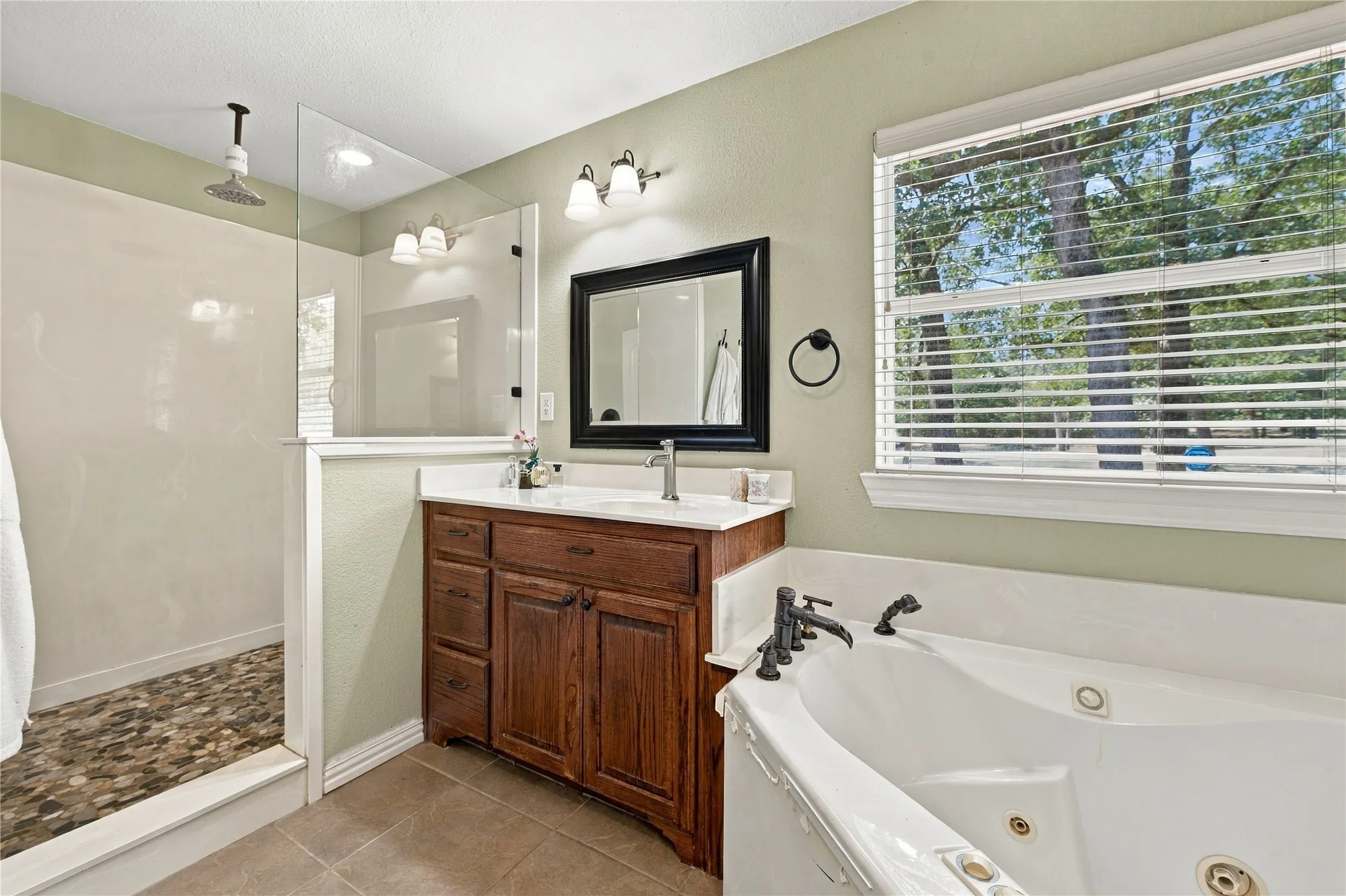 Single Family Residence For Sale in Henderson County , 5280 Loma Vista, Malakoff, Texas 75148, 3 Bedroom, 2 Bathroom, 2 Garage spaces, 2,024 Sqft, built in 2008, mls#21408855, Real Estate Agent in Malakoff, Homes For Sale in Henderson county, Homes For Sale in Malakoff, Realtor in Malakoff Texas, Real Estate Brokerage Independent Realty Texas, Luminita Cordes Realtor