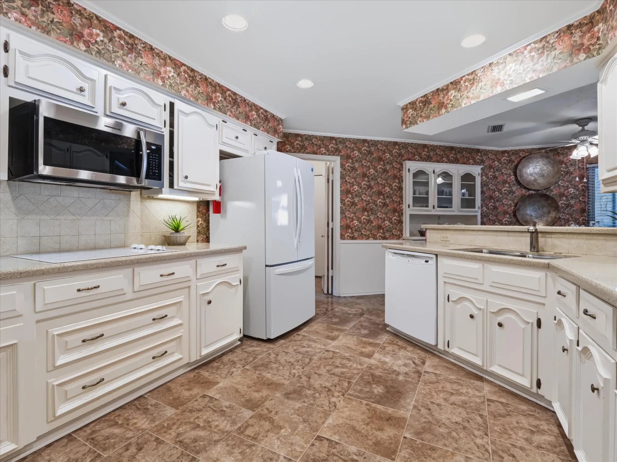 Single Family Residence For Sale in Dallas County , 6911 Brentfield Drive, Dallas, Texas 75248, 4 Bedroom, 3 Bathroom, 2 Garage spaces, 2,606 Sqft, built in 1976, mls#21405685, Real Estate Agent in Dallas, Homes For Sale in Dallas county, Homes For Sale in Dallas, Realtor in Dallas Texas, Real Estate Brokerage Independent Realty Texas, Luminita Cordes Realtor
