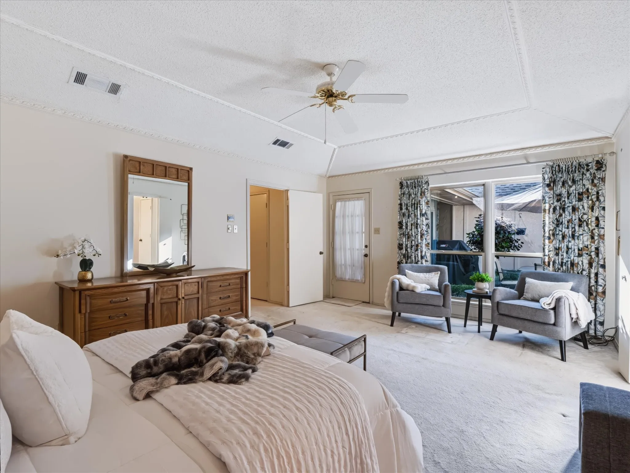 Single Family Residence For Sale in Dallas County , 6911 Brentfield Drive, Dallas, Texas 75248, 4 Bedroom, 3 Bathroom, 2 Garage spaces, 2,606 Sqft, built in 1976, mls#21405685, Real Estate Agent in Dallas, Homes For Sale in Dallas county, Homes For Sale in Dallas, Realtor in Dallas Texas, Real Estate Brokerage Independent Realty Texas, Luminita Cordes Realtor