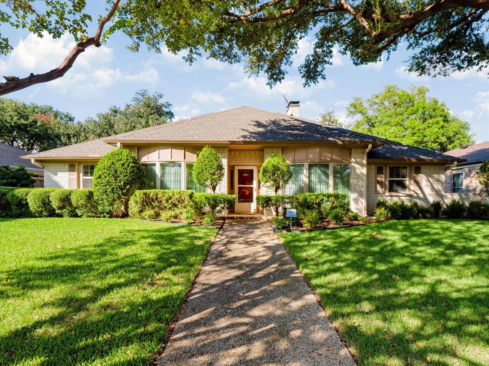 Single Family Residence For Sale in Dallas County , 6911 Brentfield Drive, Dallas, Texas 75248, 4 Bedroom, 3 Bathroom, 2 Garage spaces, 2,606 Sqft, built in 1976, mls#21405685, Real Estate Agent in Dallas, Homes For Sale in Dallas county, Homes For Sale in Dallas, Realtor in Dallas Texas, Real Estate Brokerage Independent Realty Texas, Luminita Cordes Realtor