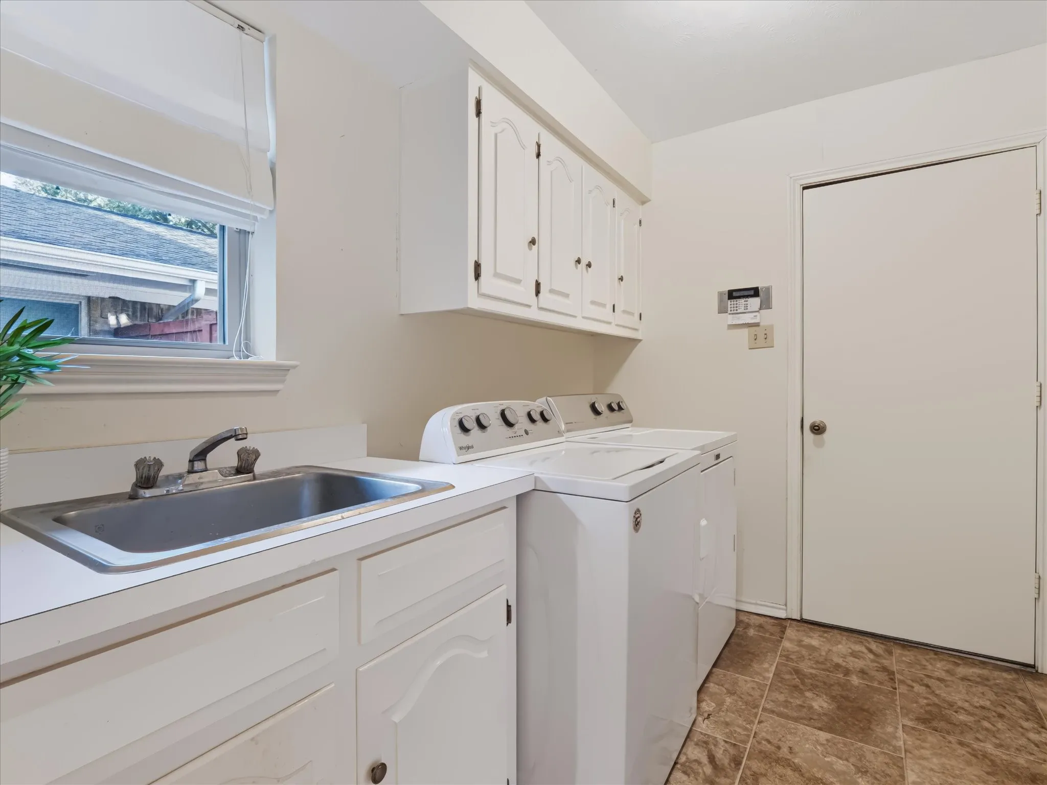 Single Family Residence For Sale in Dallas County , 6911 Brentfield Drive, Dallas, Texas 75248, 4 Bedroom, 3 Bathroom, 2 Garage spaces, 2,606 Sqft, built in 1976, mls#21405685, Real Estate Agent in Dallas, Homes For Sale in Dallas county, Homes For Sale in Dallas, Realtor in Dallas Texas, Real Estate Brokerage Independent Realty Texas, Luminita Cordes Realtor