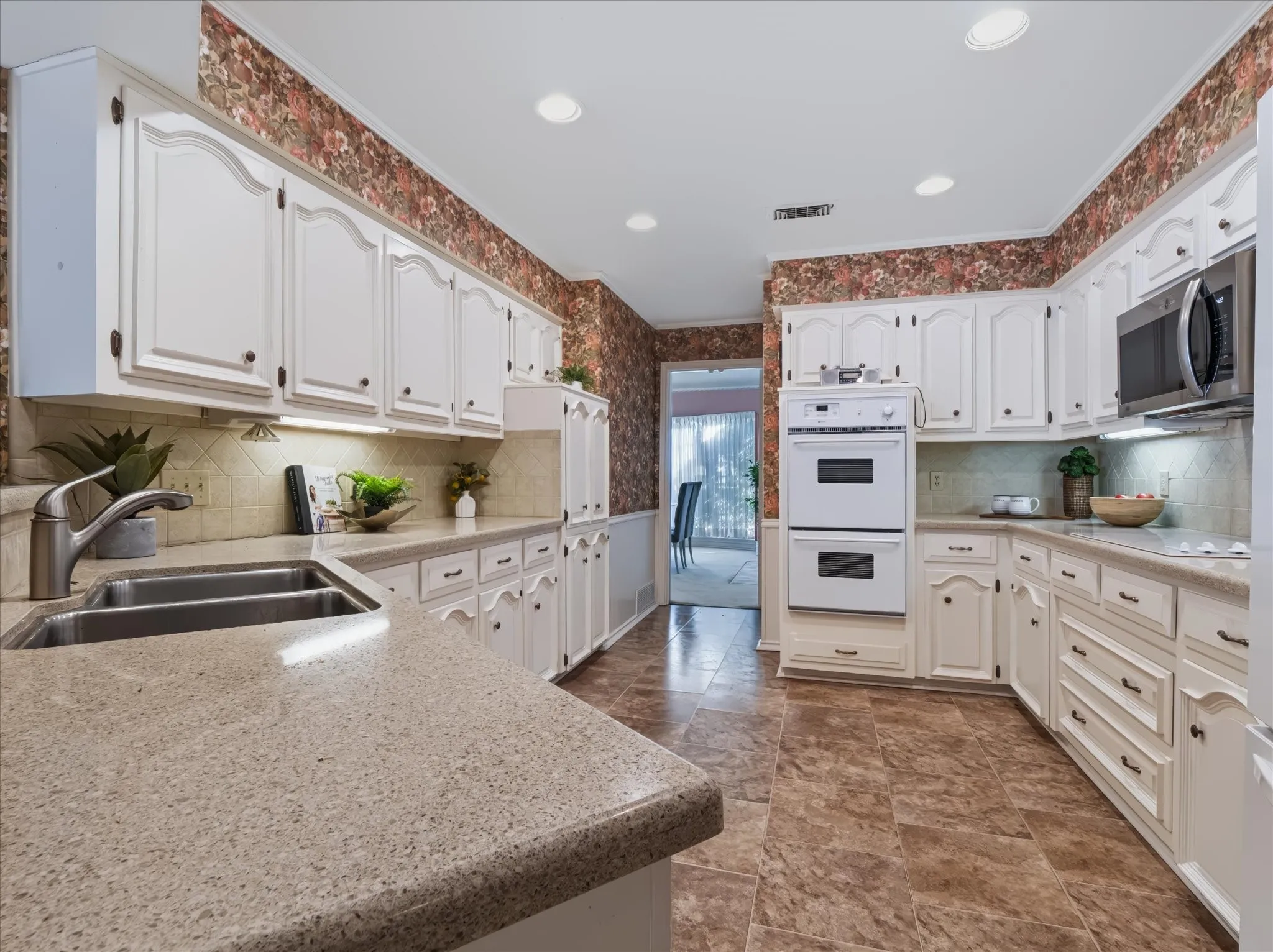 Single Family Residence For Sale in Dallas County , 6911 Brentfield Drive, Dallas, Texas 75248, 4 Bedroom, 3 Bathroom, 2 Garage spaces, 2,606 Sqft, built in 1976, mls#21405685, Real Estate Agent in Dallas, Homes For Sale in Dallas county, Homes For Sale in Dallas, Realtor in Dallas Texas, Real Estate Brokerage Independent Realty Texas, Luminita Cordes Realtor
