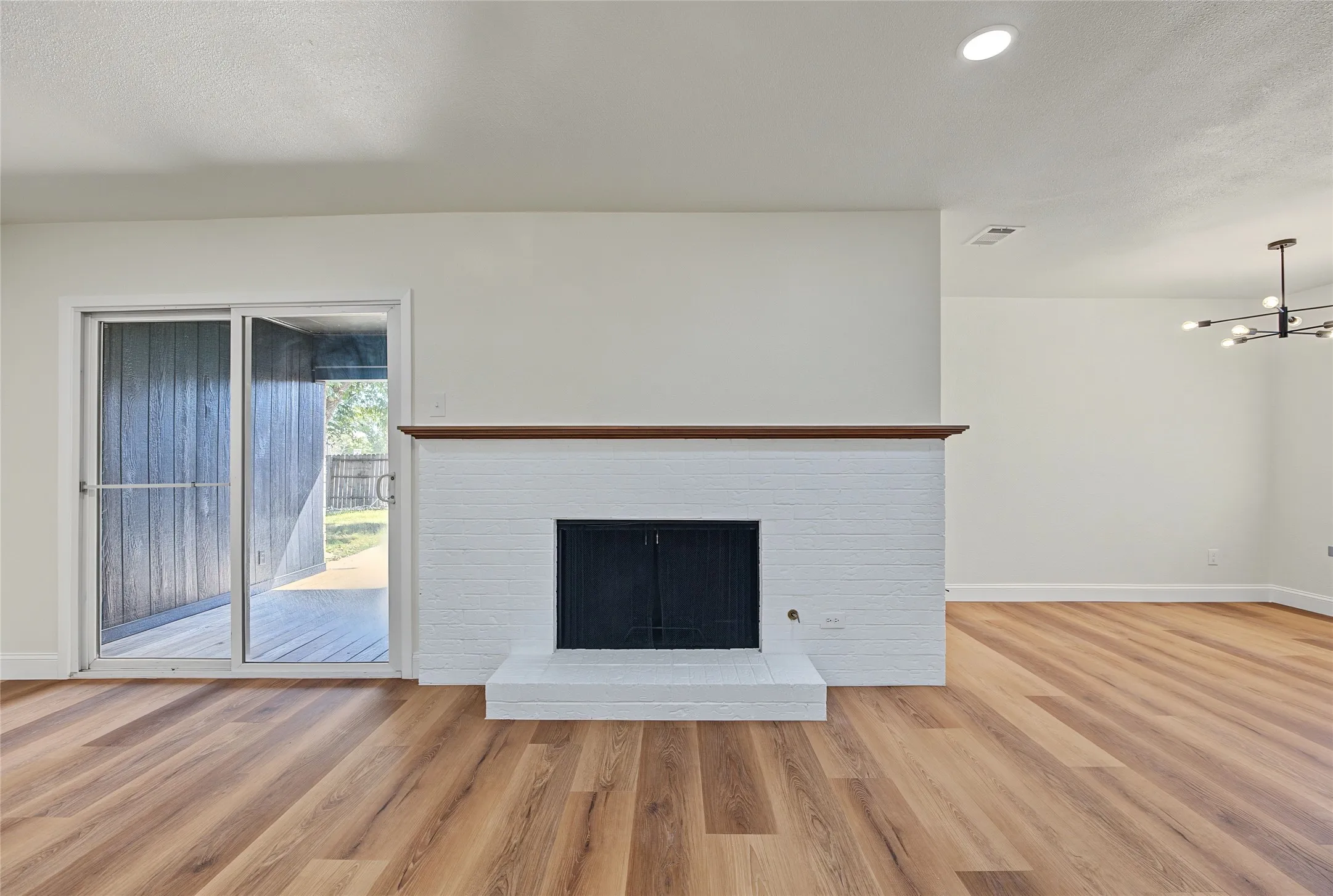 Single Family Residence For Sale in Dallas County , 2200 Stafford Lane, Mesquite, Texas 75150, 4 Bedroom, 2 Bathroom, 2 Garage spaces, 1,627 Sqft, built in 1971, mls#21408548, Real Estate Agent in Mesquite, Homes For Sale in Dallas county, Homes For Sale in Mesquite, Realtor in Mesquite Texas, Real Estate Brokerage Independent Realty Texas, Luminita Cordes Realtor