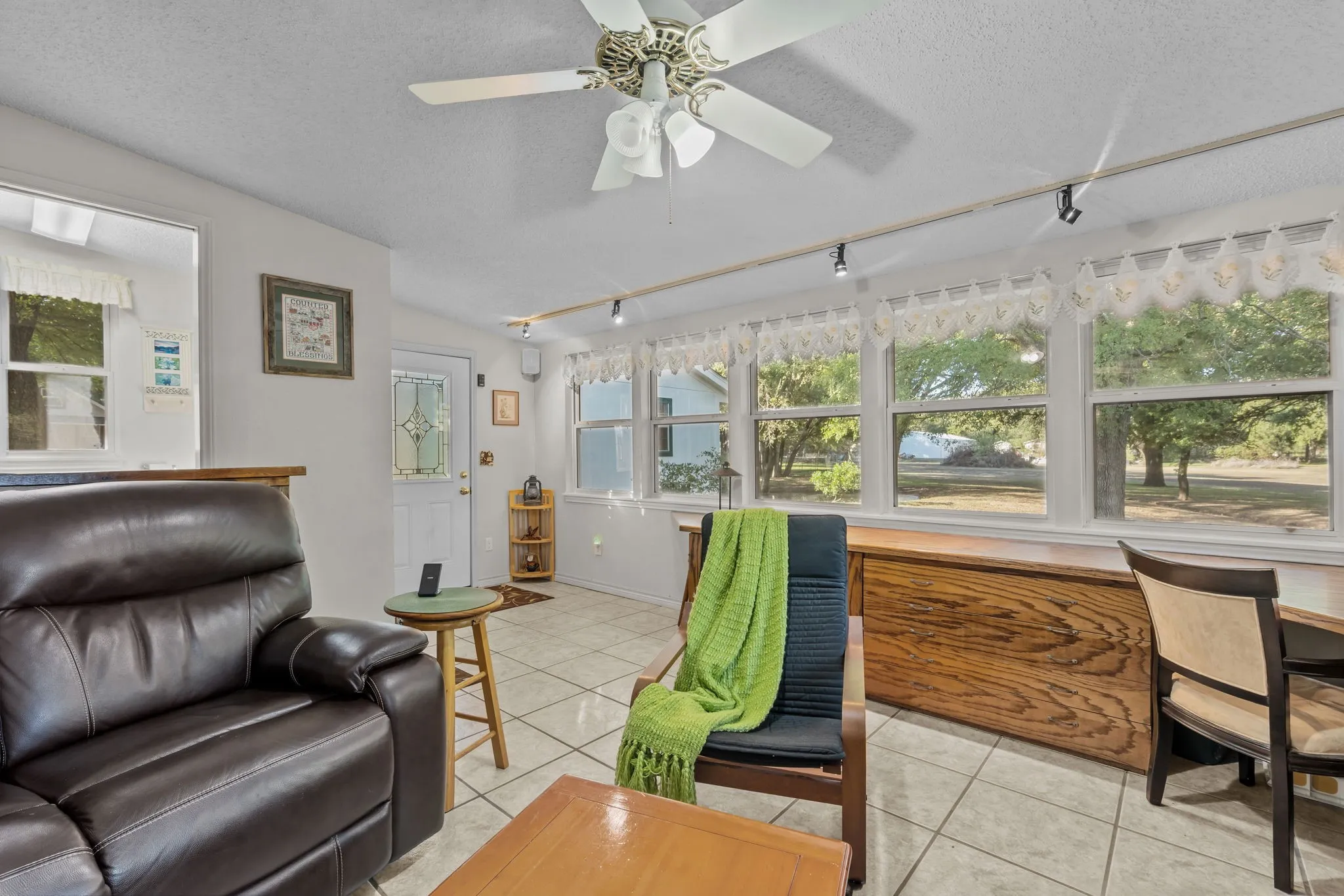 Manufactured Home For Sale in Hood County , 404 Cleveland Road, Granbury, Texas 76049, 3 Bedroom, 3 Bathroom, 2 Garage spaces, 1,872 Sqft, built in 1984, mls#21404567, Real Estate Agent in Granbury, Homes For Sale in Hood county, Homes For Sale in Granbury, Realtor in Granbury Texas, Real Estate Brokerage Independent Realty Texas, Luminita Cordes Realtor