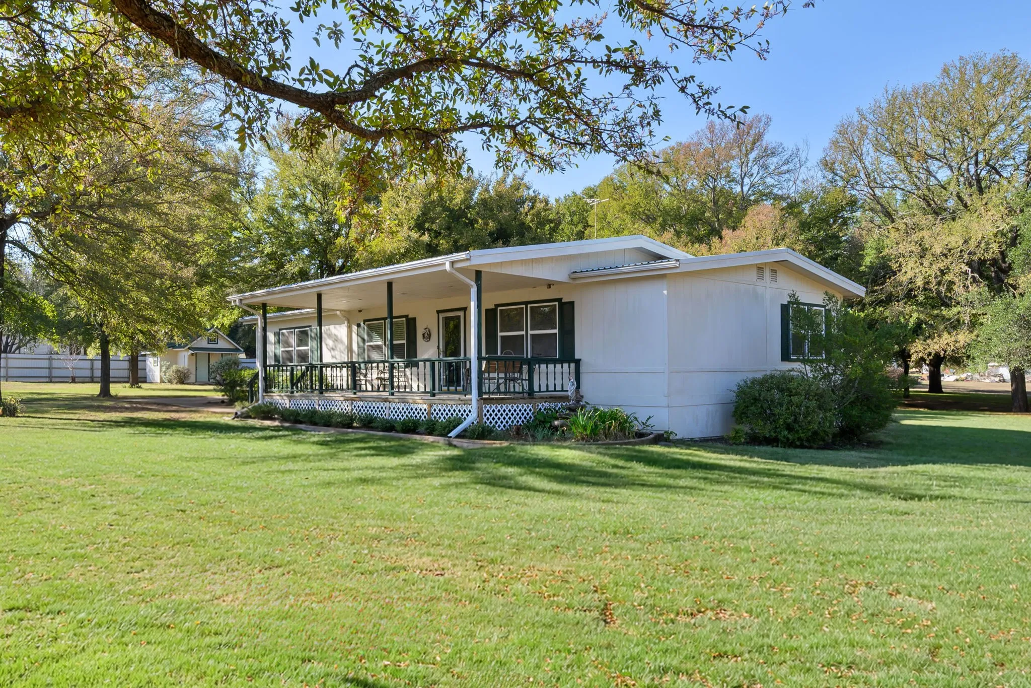 Manufactured Home For Sale in Hood County , 404 Cleveland Road, Granbury, Texas 76049, 3 Bedroom, 3 Bathroom, 2 Garage spaces, 1,872 Sqft, built in 1984, mls#21404567, Real Estate Agent in Granbury, Homes For Sale in Hood county, Homes For Sale in Granbury, Realtor in Granbury Texas, Real Estate Brokerage Independent Realty Texas, Luminita Cordes Realtor