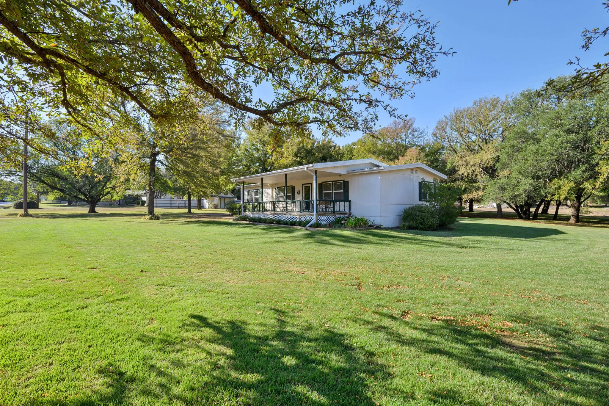 Manufactured Home For Sale in Hood County , 404 Cleveland Road, Granbury, Texas 76049, 3 Bedroom, 3 Bathroom, 2 Garage spaces, 1,872 Sqft, built in 1984, mls#21404567, Real Estate Agent in Granbury, Homes For Sale in Hood county, Homes For Sale in Granbury, Realtor in Granbury Texas, Real Estate Brokerage Independent Realty Texas, Luminita Cordes Realtor