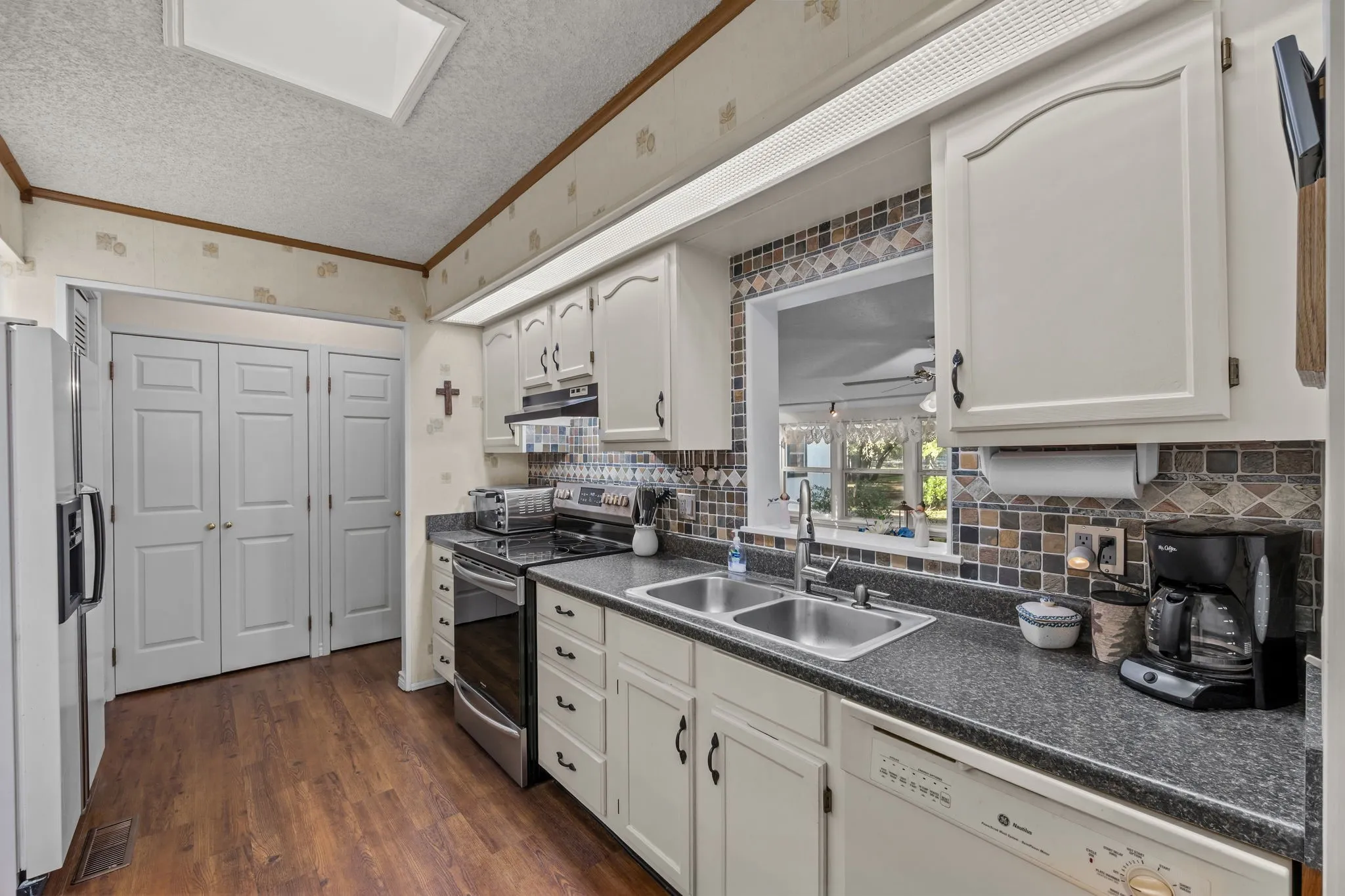 Manufactured Home For Sale in Hood County , 404 Cleveland Road, Granbury, Texas 76049, 3 Bedroom, 3 Bathroom, 2 Garage spaces, 1,872 Sqft, built in 1984, mls#21404567, Real Estate Agent in Granbury, Homes For Sale in Hood county, Homes For Sale in Granbury, Realtor in Granbury Texas, Real Estate Brokerage Independent Realty Texas, Luminita Cordes Realtor