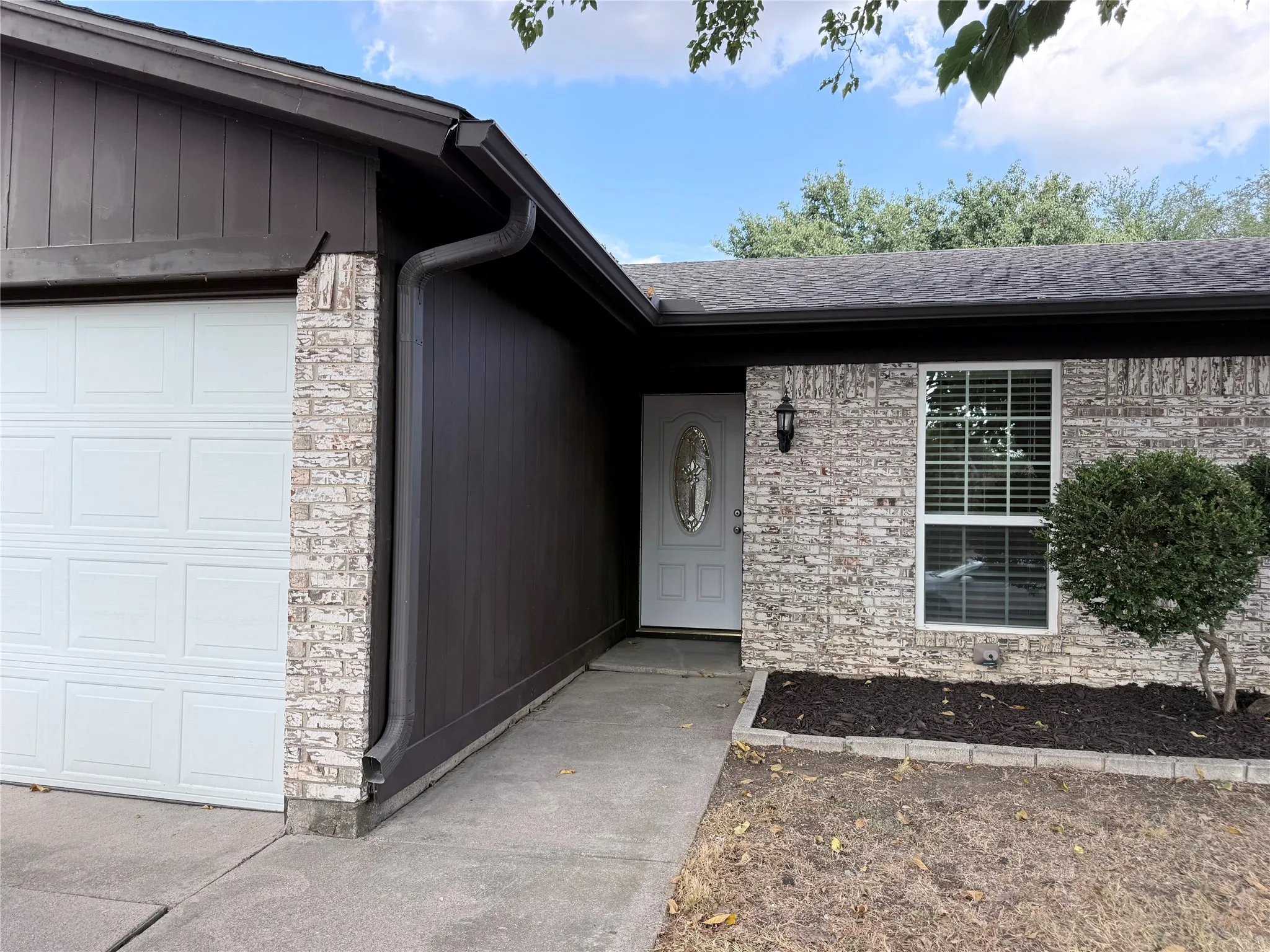 Welcome Home! Very nice 3-2-2 on quiet, cul de sac. Recent paint, new flooring, new counter top.