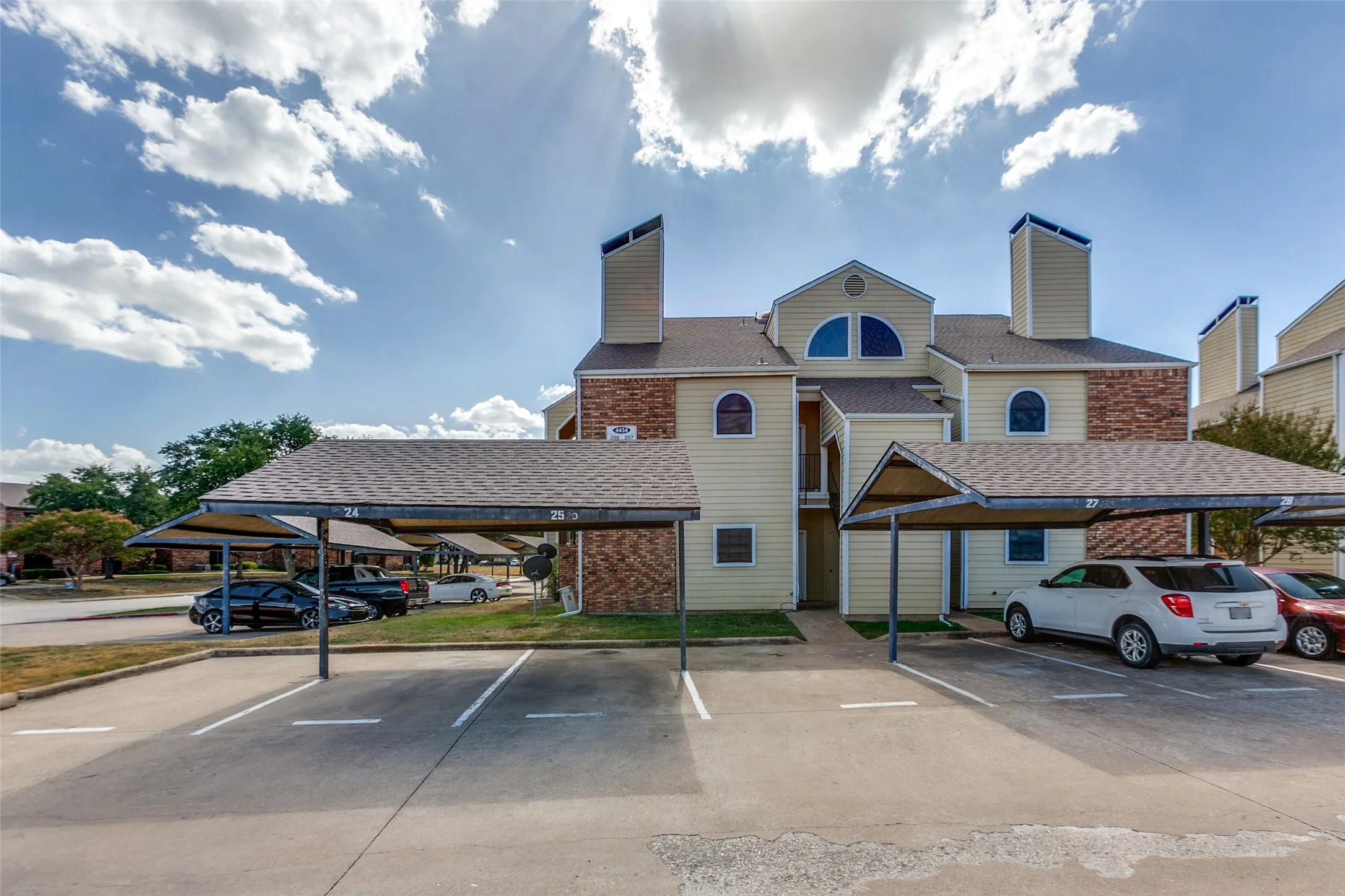 Condominium For Sale in Dallas County , 4422 Point Boulevard 111, Garland, Texas 75043, 1 Bedroom, 1 Bathroom, Garage spaces, 657 Sqft, built in 1983, mls#21408882, Real Estate Agent in Garland, Homes For Sale in Dallas county, Homes For Sale in Garland, Realtor in Garland Texas, Real Estate Brokerage Independent Realty Texas, Luminita Cordes Realtor