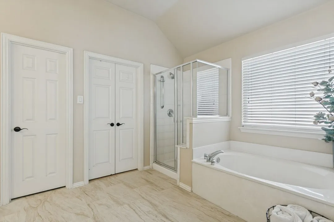 Single Family Residence For Sale in Denton County , 1912 Creek Bend Drive, Corinth, Texas 76208, 4 Bedroom, 3 Bathroom, 2 Garage spaces, 2,937 Sqft, built in 2002, mls#21407138, Real Estate Agent in Corinth, Homes For Sale in Denton county, Homes For Sale in Corinth, Realtor in Corinth Texas, Real Estate Brokerage Independent Realty Texas, Luminita Cordes Realtor