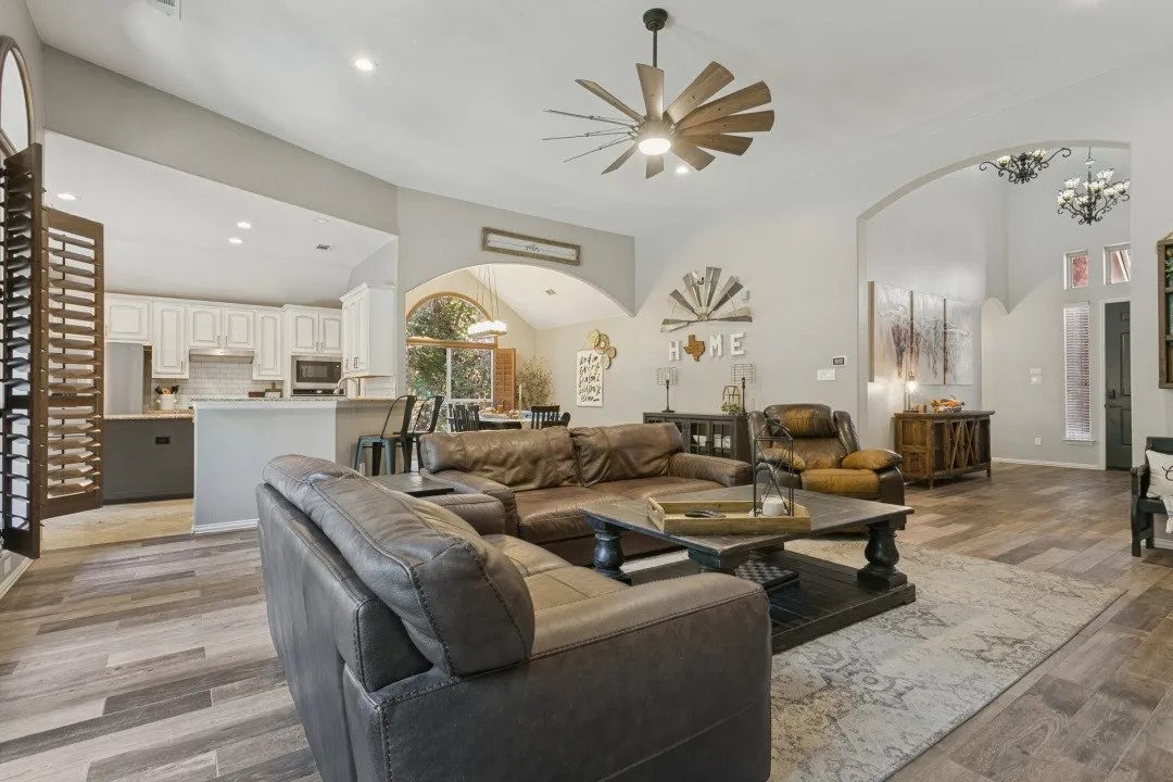 Single Family Residence For Sale in Denton County , 1912 Creek Bend Drive, Corinth, Texas 76208, 4 Bedroom, 3 Bathroom, 2 Garage spaces, 2,937 Sqft, built in 2002, mls#21407138, Real Estate Agent in Corinth, Homes For Sale in Denton county, Homes For Sale in Corinth, Realtor in Corinth Texas, Real Estate Brokerage Independent Realty Texas, Luminita Cordes Realtor