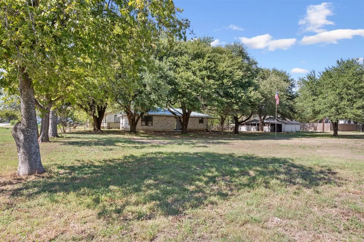 Single Family Residence For Sale in Mc Lennan County , 204 Ausborn Street, Bruceville Eddy, Texas 76524, 2 Bedroom, 1 Bathroom, 1 Garage spaces, 1,191 Sqft, built in 1987, mls#21408675, Real Estate Agent in Bruceville Eddy, Homes For Sale in Mc Lennan county, Homes For Sale in Bruceville Eddy, Realtor in Bruceville Eddy Texas, Real Estate Brokerage Independent Realty Texas, Luminita Cordes Realtor