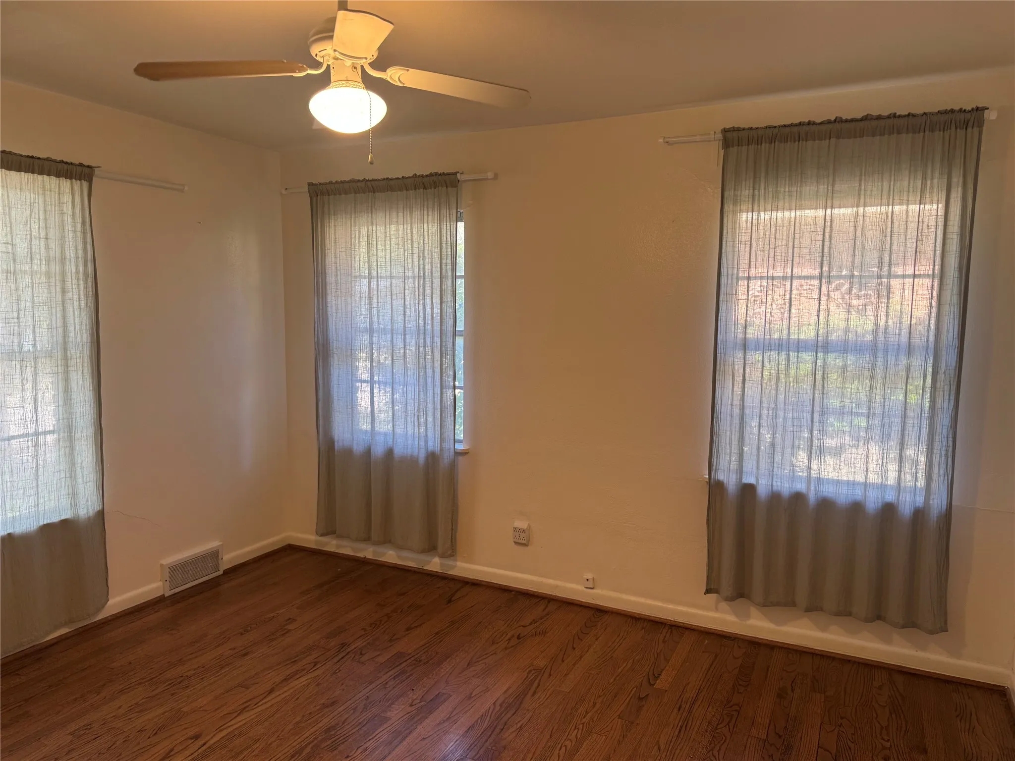 Single Family Residence For Rent in Dallas County , 514 W Ridgewood Drive, Garland, Texas 75041, 4 Bedroom, 3 Bathroom, Garage spaces, 2,097 Sqft, built in 1955, mls#21408721, Real Estate Agent in Garland, Homes For Rent in Dallas county, Homes For Rent in Garland, Realtor in Garland Texas, Real Estate Brokerage Independent Realty Texas, Luminita Cordes Realtor