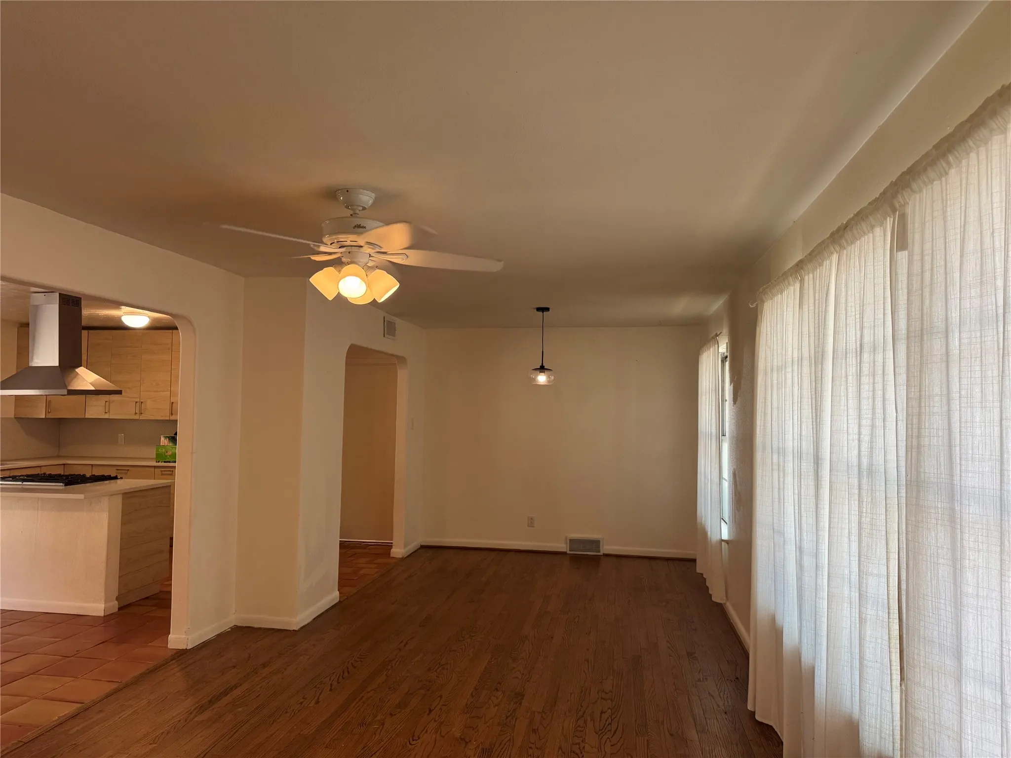 Single Family Residence For Rent in Dallas County , 514 W Ridgewood Drive, Garland, Texas 75041, 4 Bedroom, 3 Bathroom, Garage spaces, 2,097 Sqft, built in 1955, mls#21408721, Real Estate Agent in Garland, Homes For Rent in Dallas county, Homes For Rent in Garland, Realtor in Garland Texas, Real Estate Brokerage Independent Realty Texas, Luminita Cordes Realtor