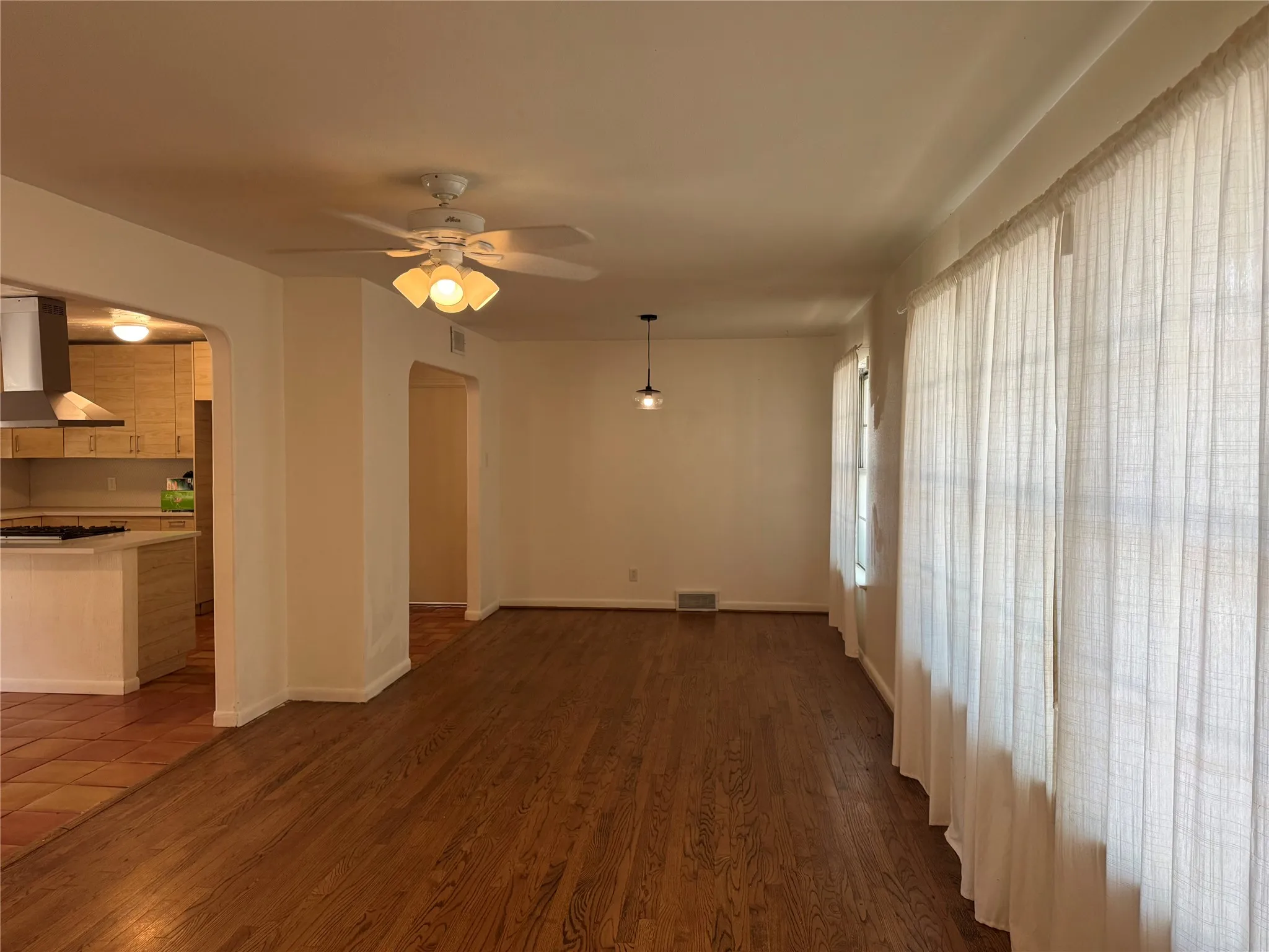 Single Family Residence For Rent in Dallas County , 514 W Ridgewood Drive, Garland, Texas 75041, 4 Bedroom, 3 Bathroom, Garage spaces, 2,097 Sqft, built in 1955, mls#21408721, Real Estate Agent in Garland, Homes For Rent in Dallas county, Homes For Rent in Garland, Realtor in Garland Texas, Real Estate Brokerage Independent Realty Texas, Luminita Cordes Realtor