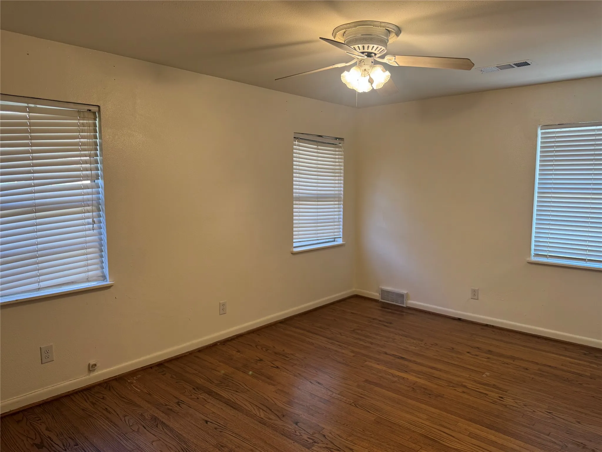 Single Family Residence For Rent in Dallas County , 514 W Ridgewood Drive, Garland, Texas 75041, 4 Bedroom, 3 Bathroom, Garage spaces, 2,097 Sqft, built in 1955, mls#21408721, Real Estate Agent in Garland, Homes For Rent in Dallas county, Homes For Rent in Garland, Realtor in Garland Texas, Real Estate Brokerage Independent Realty Texas, Luminita Cordes Realtor