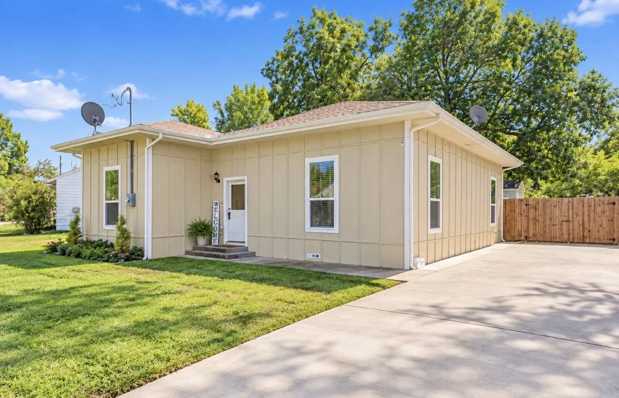 Single Family Residence For Sale in Hunt County , 2206 Drake Street, Caddo Mills, Texas 75135, 4 Bedroom, 2 Bathroom, Garage spaces, 1,588 Sqft, built in 1970, mls#21408885, Real Estate Agent in Caddo Mills, Homes For Sale in Hunt county, Homes For Sale in Caddo Mills, Realtor in Caddo Mills Texas, Real Estate Brokerage Independent Realty Texas, Luminita Cordes Realtor