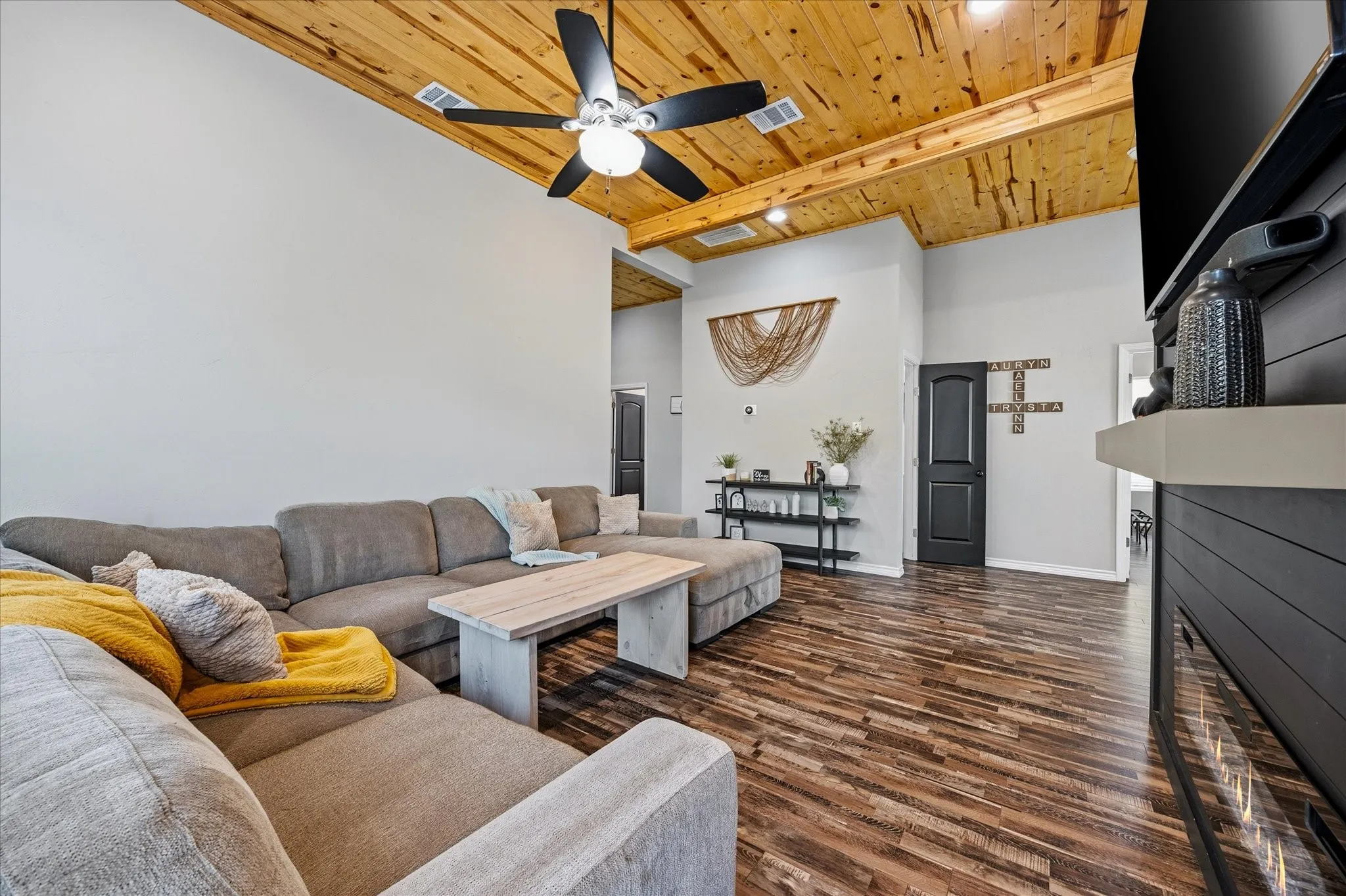 Single Family Residence For Sale in Hunt County , 2206 Drake Street, Caddo Mills, Texas 75135, 4 Bedroom, 2 Bathroom, Garage spaces, 1,588 Sqft, built in 1970, mls#21408885, Real Estate Agent in Caddo Mills, Homes For Sale in Hunt county, Homes For Sale in Caddo Mills, Realtor in Caddo Mills Texas, Real Estate Brokerage Independent Realty Texas, Luminita Cordes Realtor