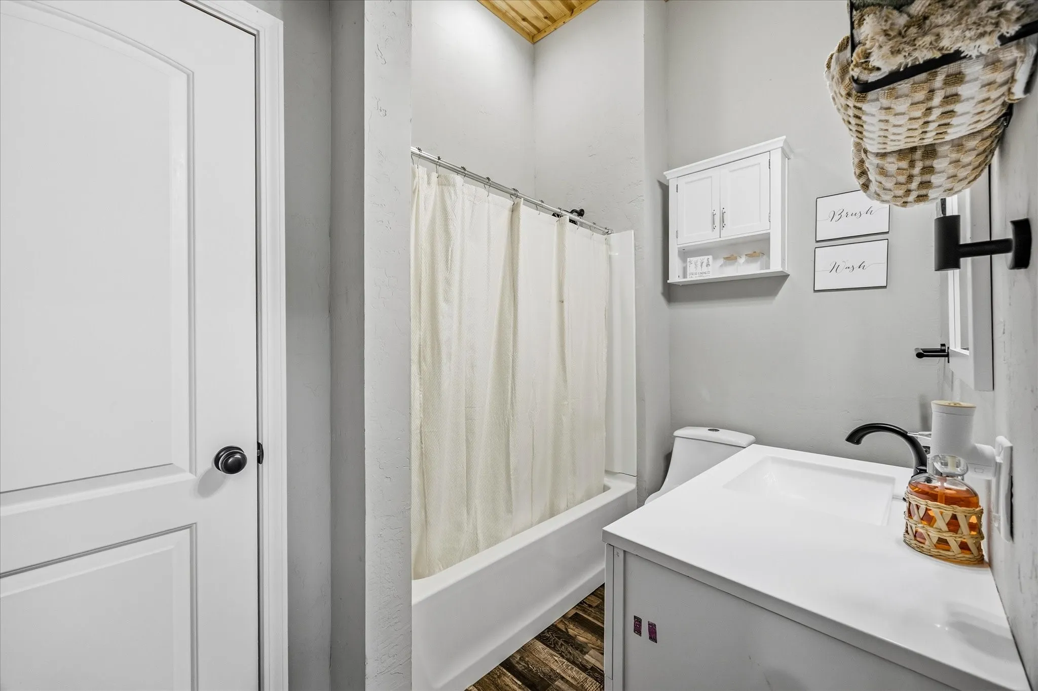 Single Family Residence For Sale in Hunt County , 2206 Drake Street, Caddo Mills, Texas 75135, 4 Bedroom, 2 Bathroom, Garage spaces, 1,588 Sqft, built in 1970, mls#21408885, Real Estate Agent in Caddo Mills, Homes For Sale in Hunt county, Homes For Sale in Caddo Mills, Realtor in Caddo Mills Texas, Real Estate Brokerage Independent Realty Texas, Luminita Cordes Realtor