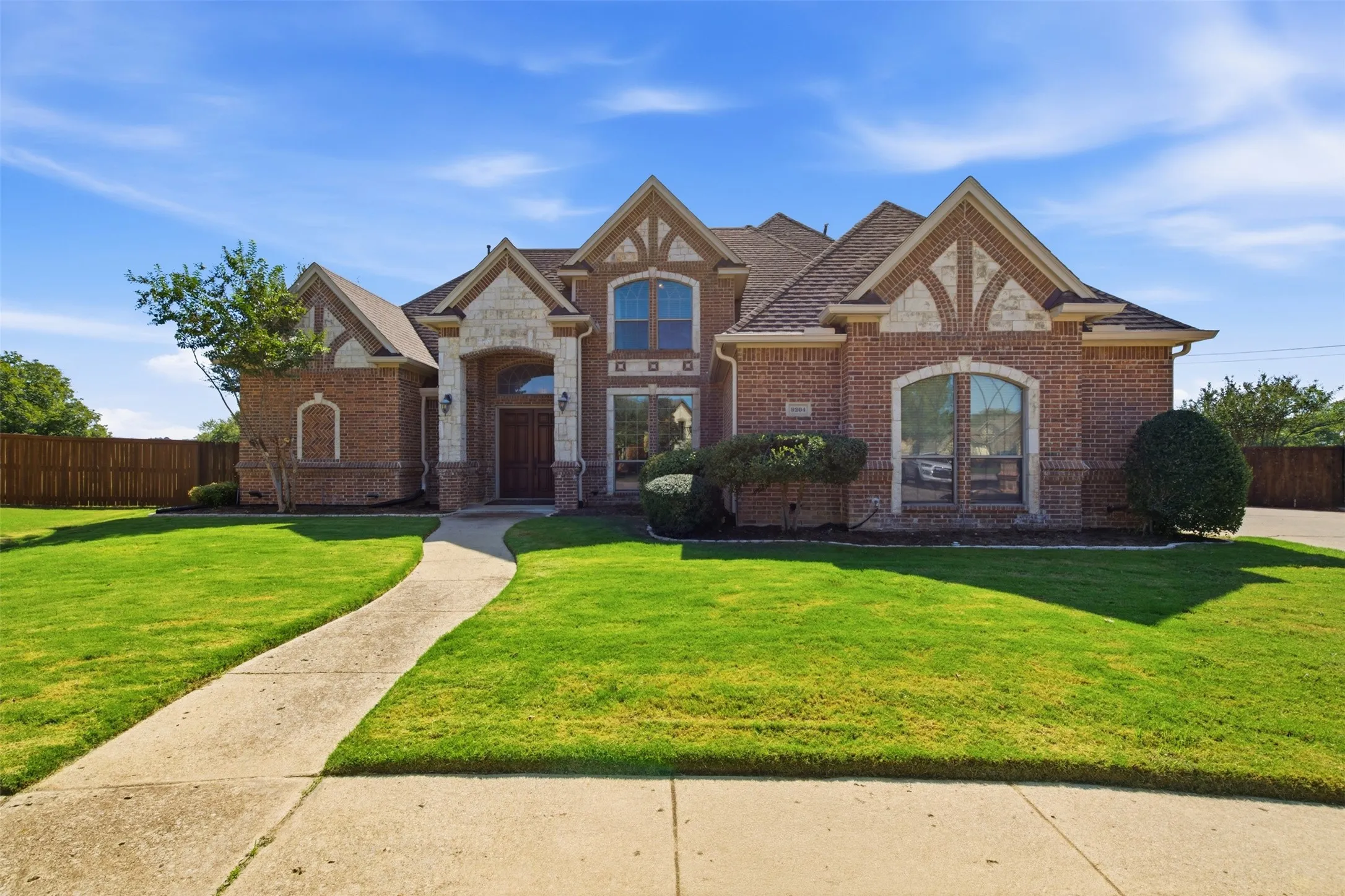 Single Family Residence For Sale in Tarrant County , 9204 Hailey Court, North Richland Hills, Texas 76182, 5 Bedroom, 3 Bathroom, 3 Garage spaces, 4,450 Sqft, built in 2004, mls#21408871, Real Estate Agent in North Richland Hills, Homes For Sale in Tarrant county, Homes For Sale in North Richland Hills, Realtor in North Richland Hills Texas, Real Estate Brokerage Independent Realty Texas, Luminita Cordes Realtor