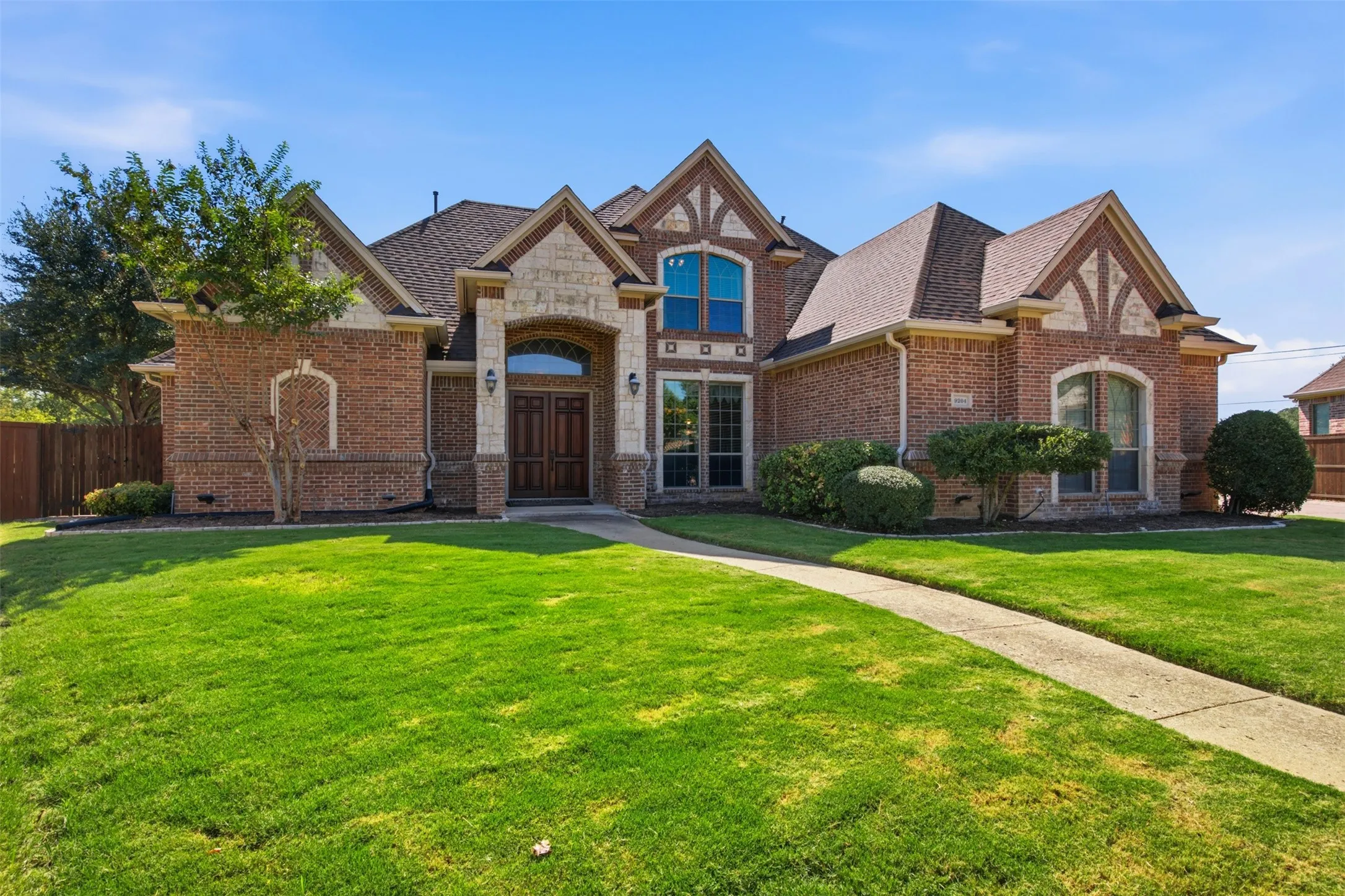 Single Family Residence For Sale in Tarrant County , 9204 Hailey Court, North Richland Hills, Texas 76182, 5 Bedroom, 3 Bathroom, 3 Garage spaces, 4,450 Sqft, built in 2004, mls#21408871, Real Estate Agent in North Richland Hills, Homes For Sale in Tarrant county, Homes For Sale in North Richland Hills, Realtor in North Richland Hills Texas, Real Estate Brokerage Independent Realty Texas, Luminita Cordes Realtor