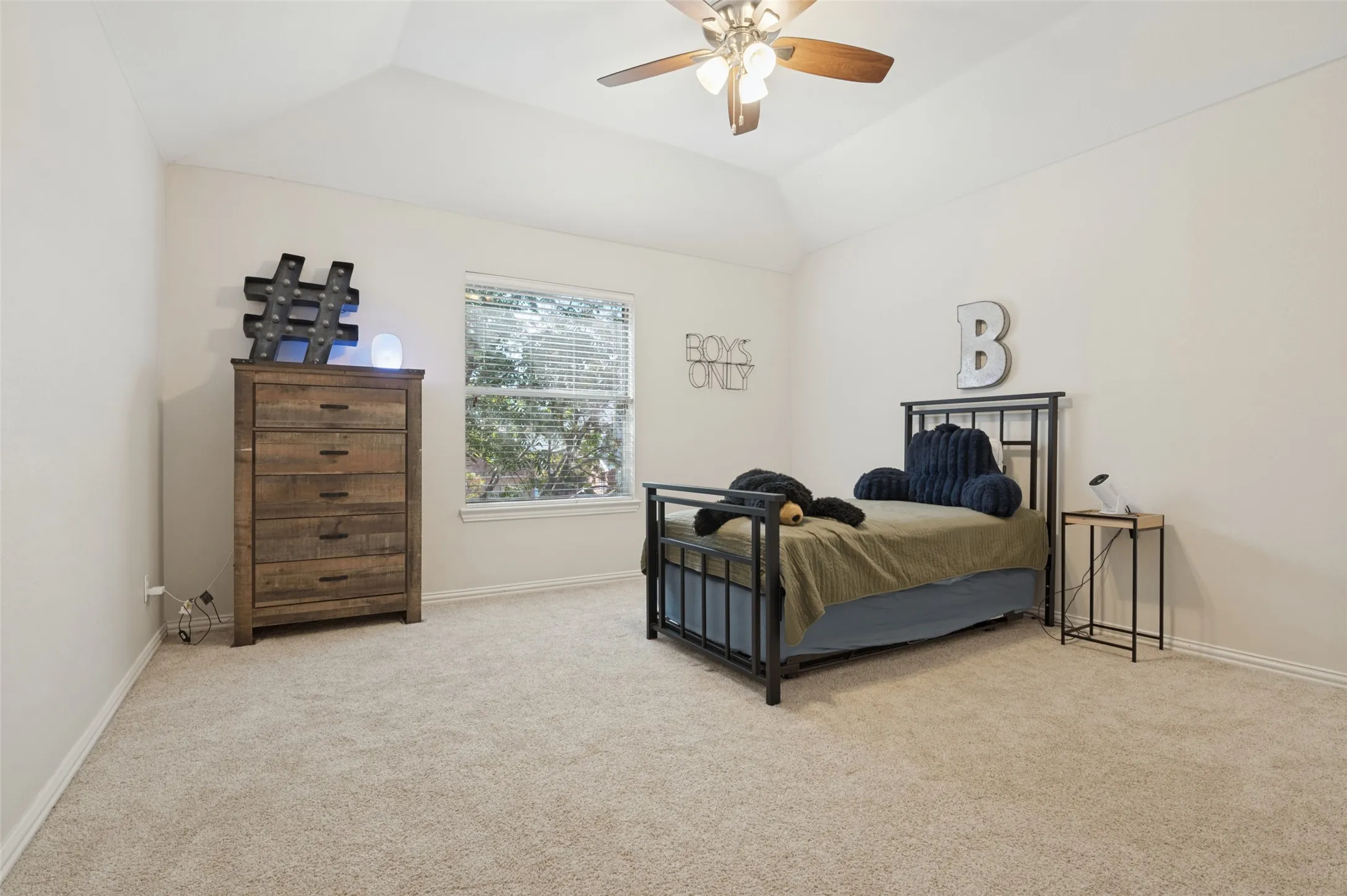 Single Family Residence For Sale in Tarrant County , 2323 Everton Drive, Arlington, Texas 76001, 4 Bedroom, 4 Bathroom, 2 Garage spaces, 3,626 Sqft, built in 2001, mls#21408846, Real Estate Agent in Arlington, Homes For Sale in Tarrant county, Homes For Sale in Arlington, Realtor in Arlington Texas, Real Estate Brokerage Independent Realty Texas, Luminita Cordes Realtor
