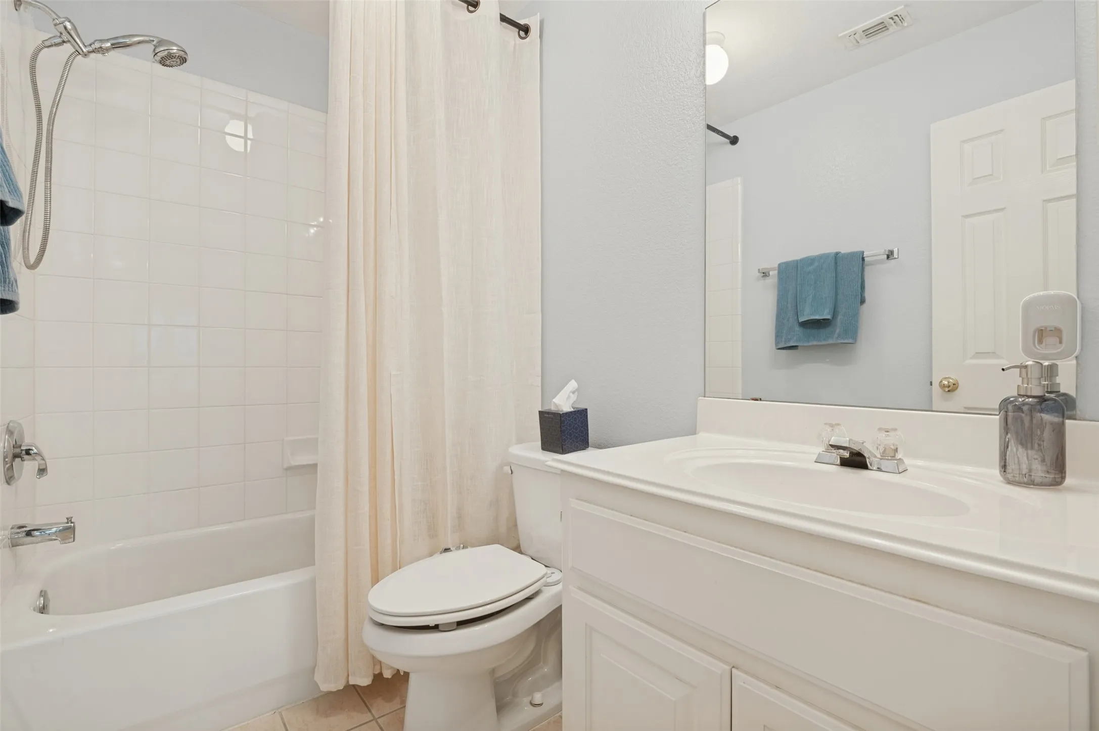 Single Family Residence For Sale in Tarrant County , 2323 Everton Drive, Arlington, Texas 76001, 4 Bedroom, 4 Bathroom, 2 Garage spaces, 3,626 Sqft, built in 2001, mls#21408846, Real Estate Agent in Arlington, Homes For Sale in Tarrant county, Homes For Sale in Arlington, Realtor in Arlington Texas, Real Estate Brokerage Independent Realty Texas, Luminita Cordes Realtor