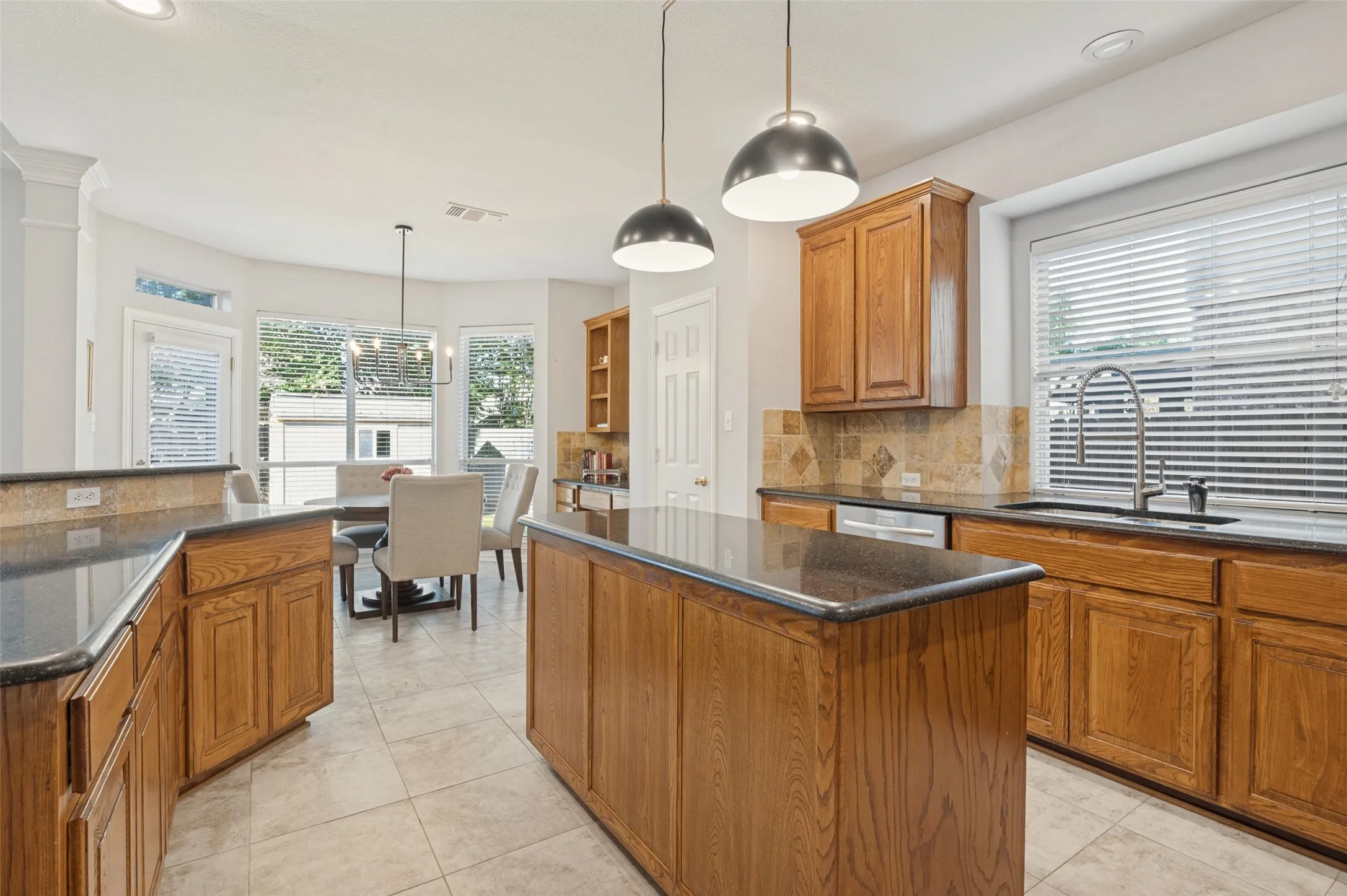 Single Family Residence For Sale in Tarrant County , 2323 Everton Drive, Arlington, Texas 76001, 4 Bedroom, 4 Bathroom, 2 Garage spaces, 3,626 Sqft, built in 2001, mls#21408846, Real Estate Agent in Arlington, Homes For Sale in Tarrant county, Homes For Sale in Arlington, Realtor in Arlington Texas, Real Estate Brokerage Independent Realty Texas, Luminita Cordes Realtor