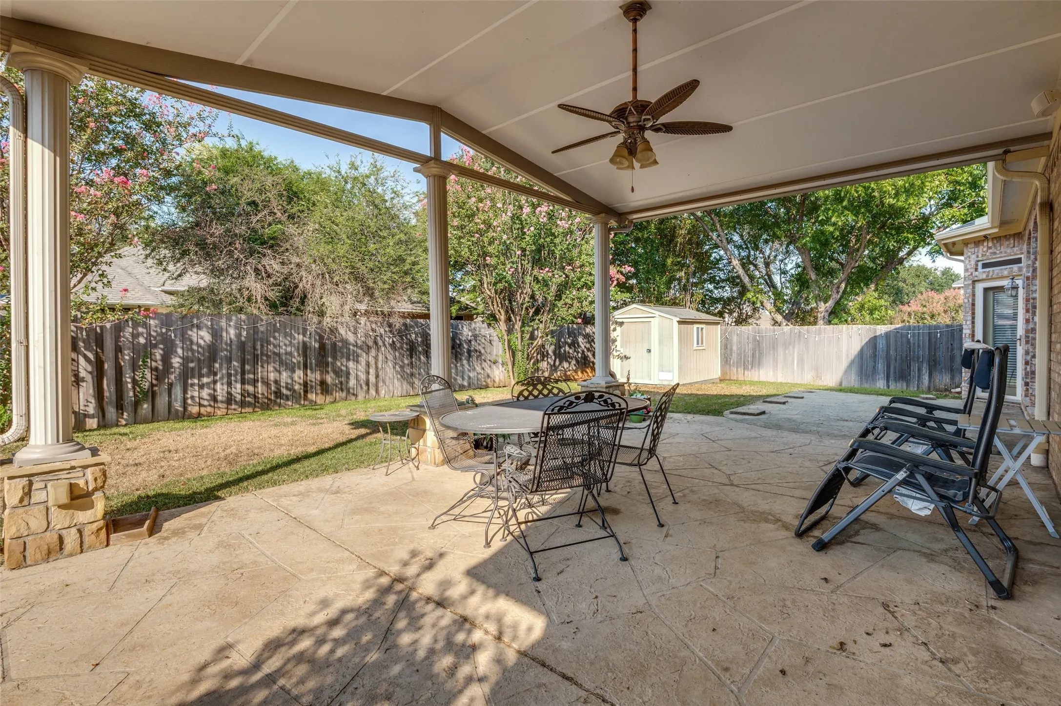 Single Family Residence For Sale in Tarrant County , 2323 Everton Drive, Arlington, Texas 76001, 4 Bedroom, 4 Bathroom, 2 Garage spaces, 3,626 Sqft, built in 2001, mls#21408846, Real Estate Agent in Arlington, Homes For Sale in Tarrant county, Homes For Sale in Arlington, Realtor in Arlington Texas, Real Estate Brokerage Independent Realty Texas, Luminita Cordes Realtor