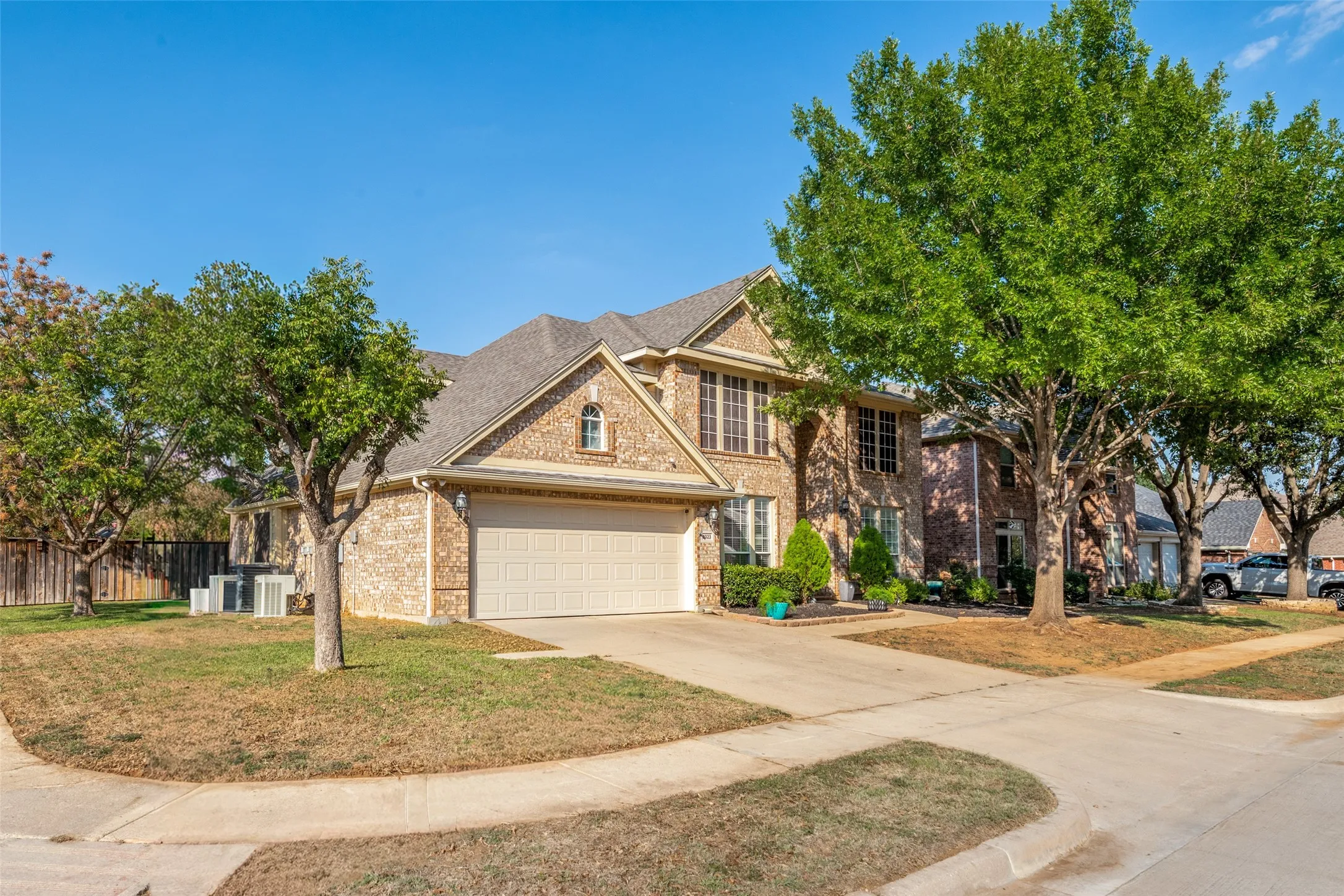 Single Family Residence For Sale in Tarrant County , 2323 Everton Drive, Arlington, Texas 76001, 4 Bedroom, 4 Bathroom, 2 Garage spaces, 3,626 Sqft, built in 2001, mls#21408846, Real Estate Agent in Arlington, Homes For Sale in Tarrant county, Homes For Sale in Arlington, Realtor in Arlington Texas, Real Estate Brokerage Independent Realty Texas, Luminita Cordes Realtor